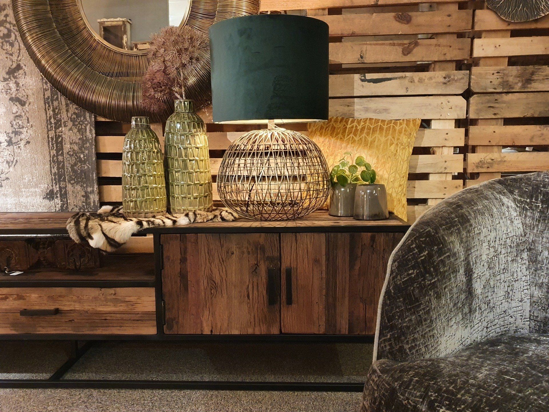 Laag TV meubel met deuren en lade, bielzen hout en metaal zwart