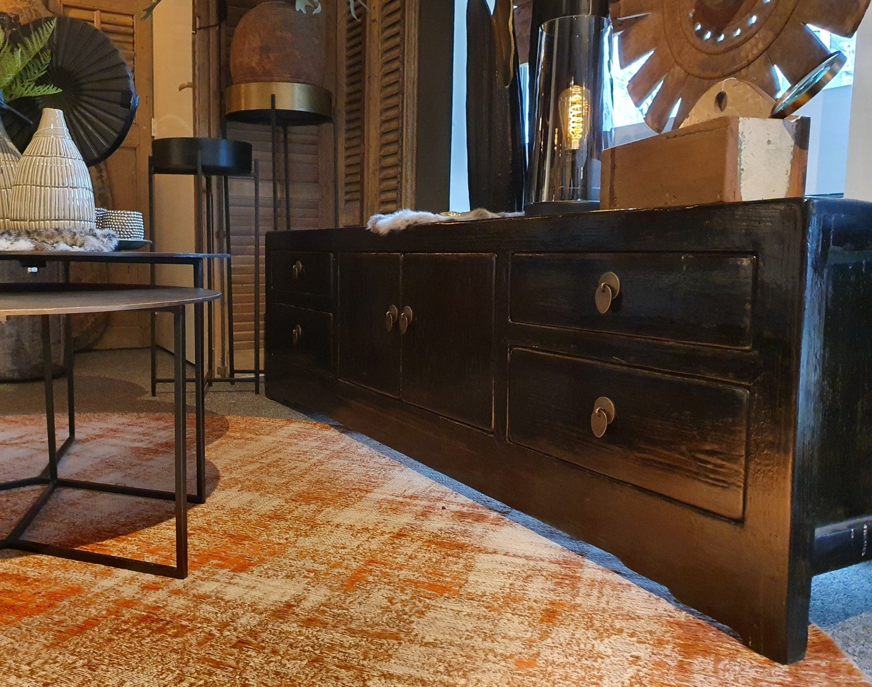 Laag TV meubel hoogglans zwart,  deuren en lades, Chinees Elm hout