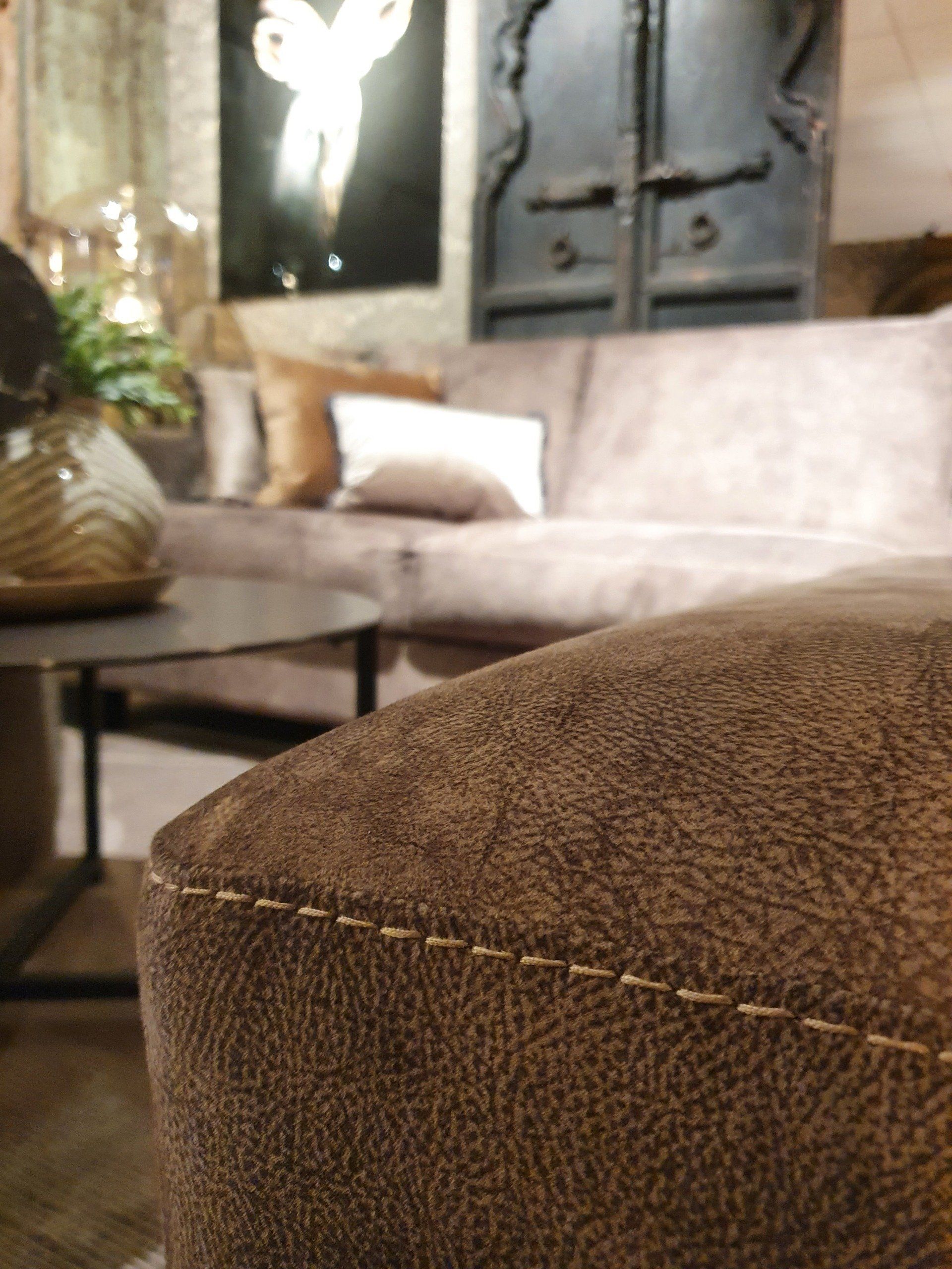 Hoekbank in taupe microleder met contrast stiksel