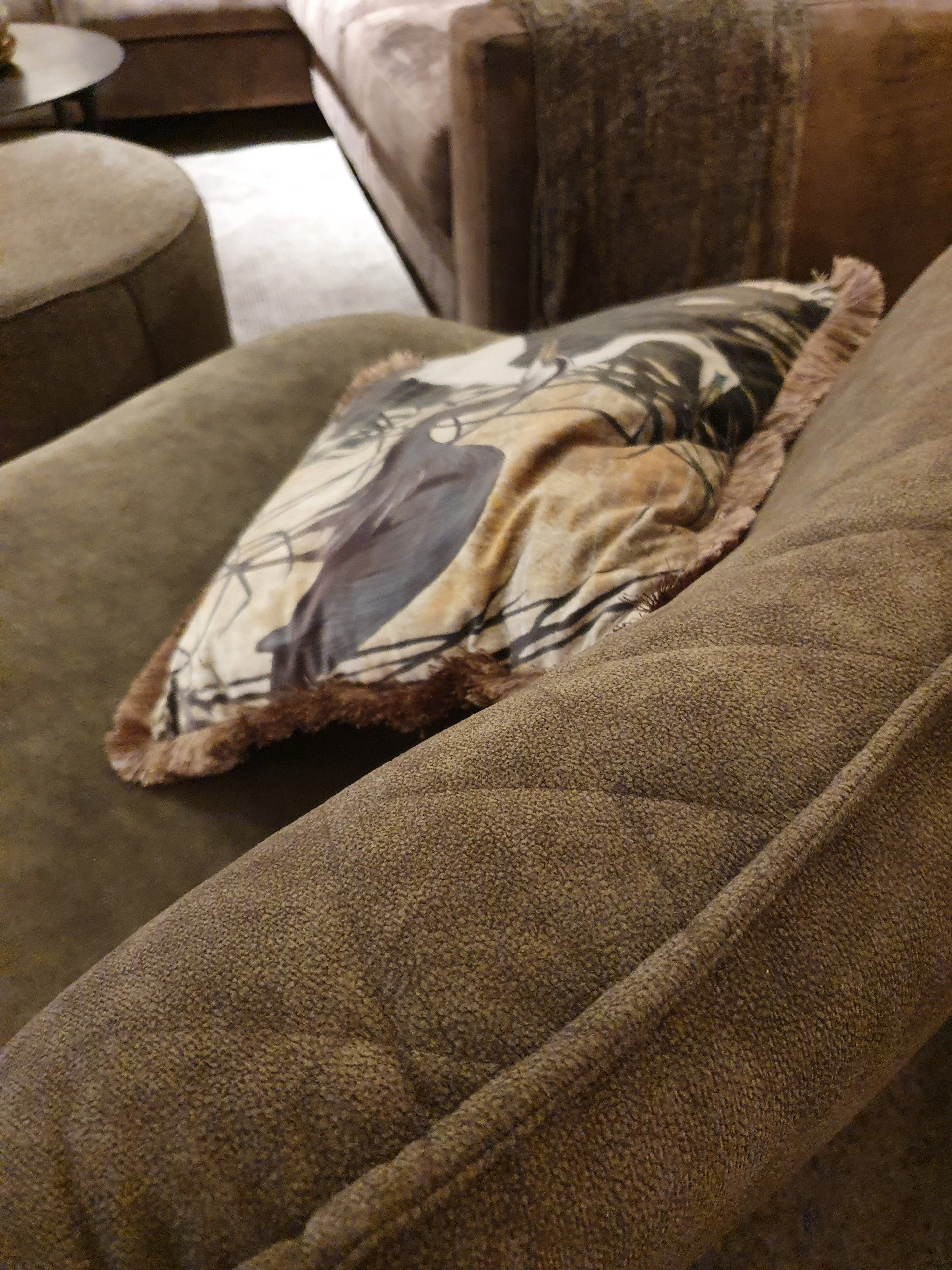 Draaifauteuil zonder armleuning, met draaipoot metaal zwart en groene bekleding met ruitstiksel en bies