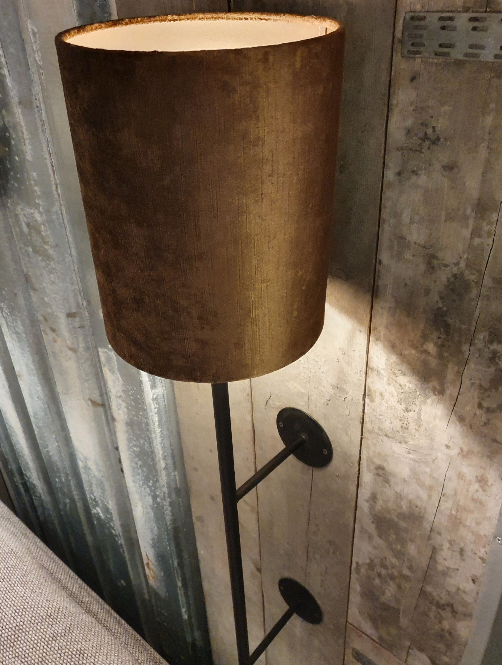 Wandlamp metaal zwart met kap velours taupe