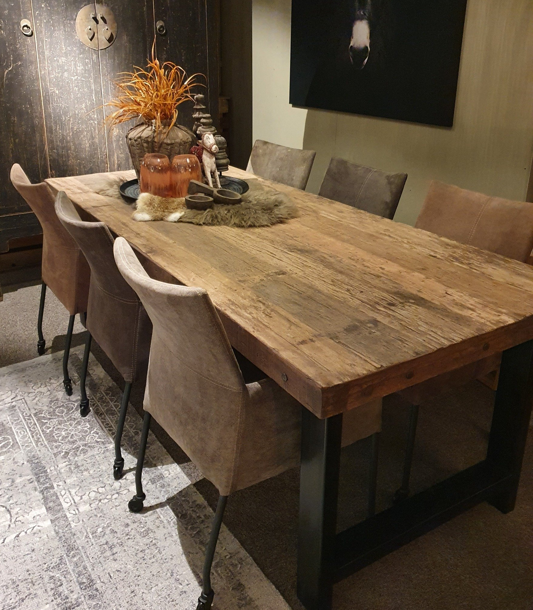 Eettafel bielzen hout grof, poten metaal zwart