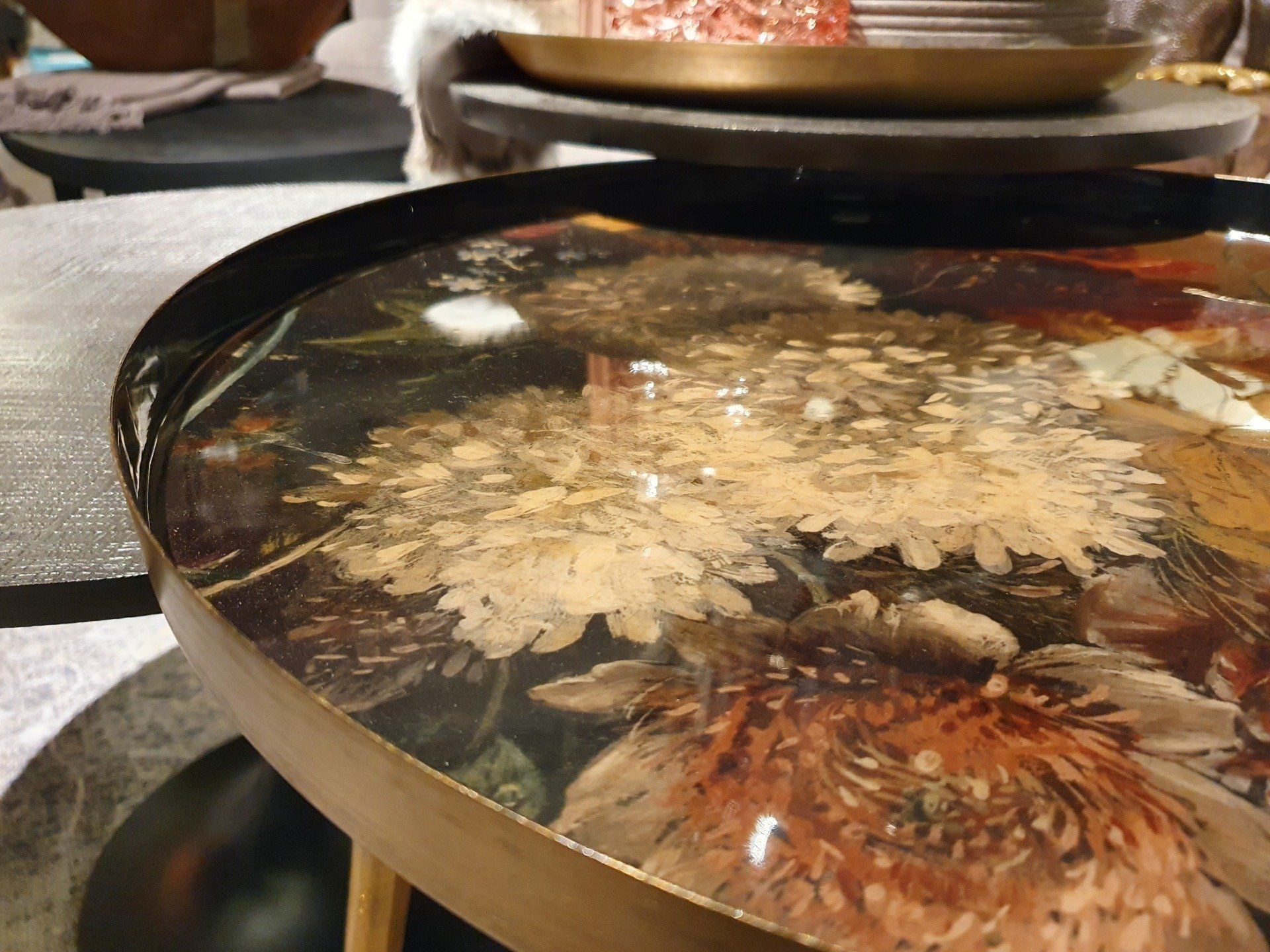 Bijzettafel rond goud bloemen