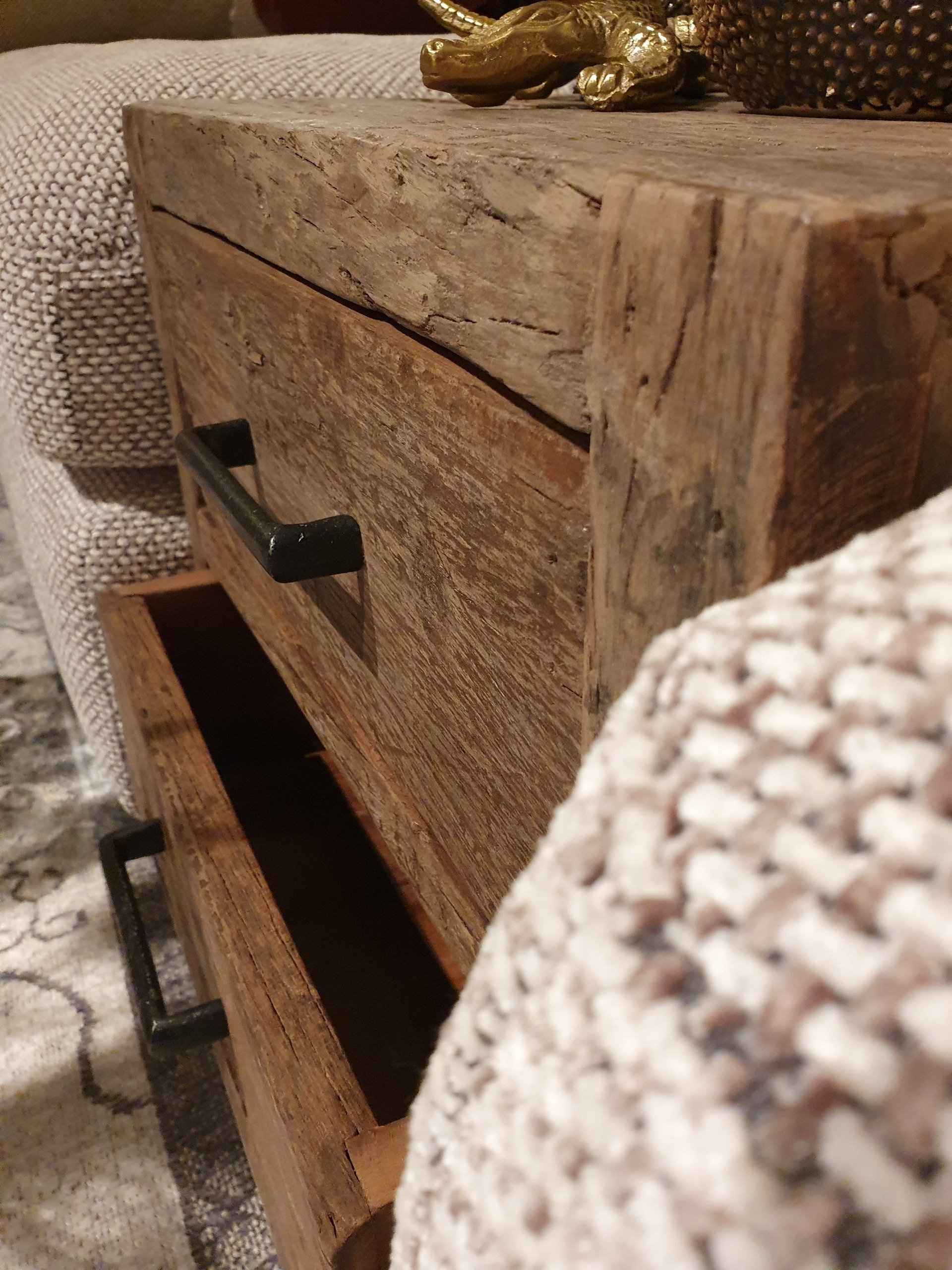 Bijzettafel met 2 lades, bielzen hout grof met poten en beslag metaal