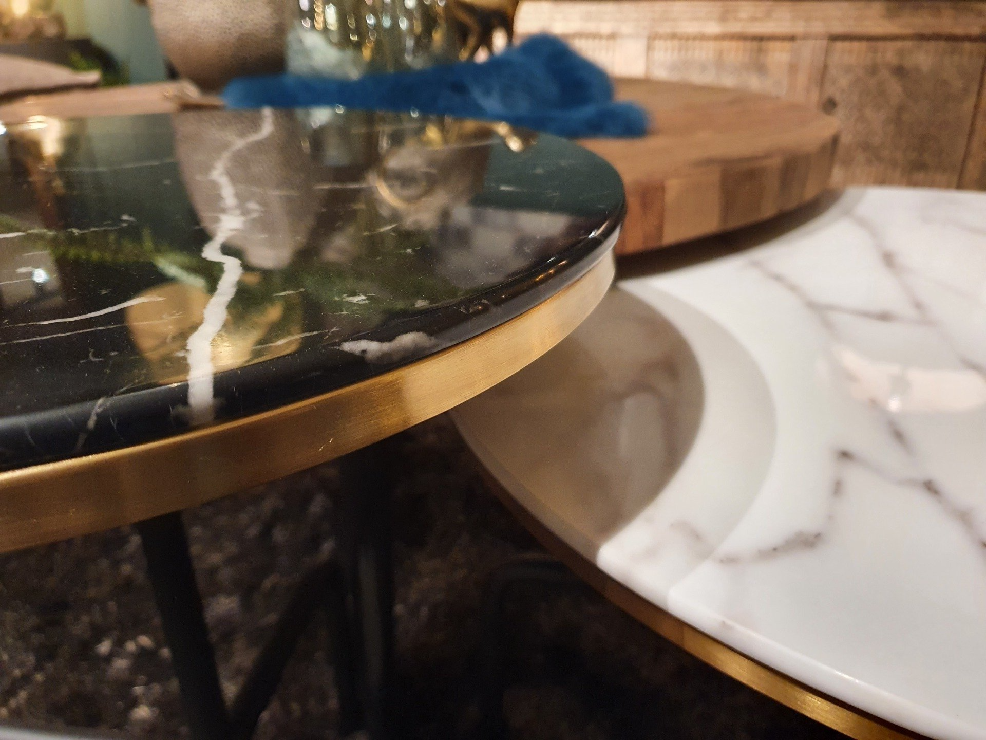 Ronde salontafel zwart en wit marmer, poot zwart metaal