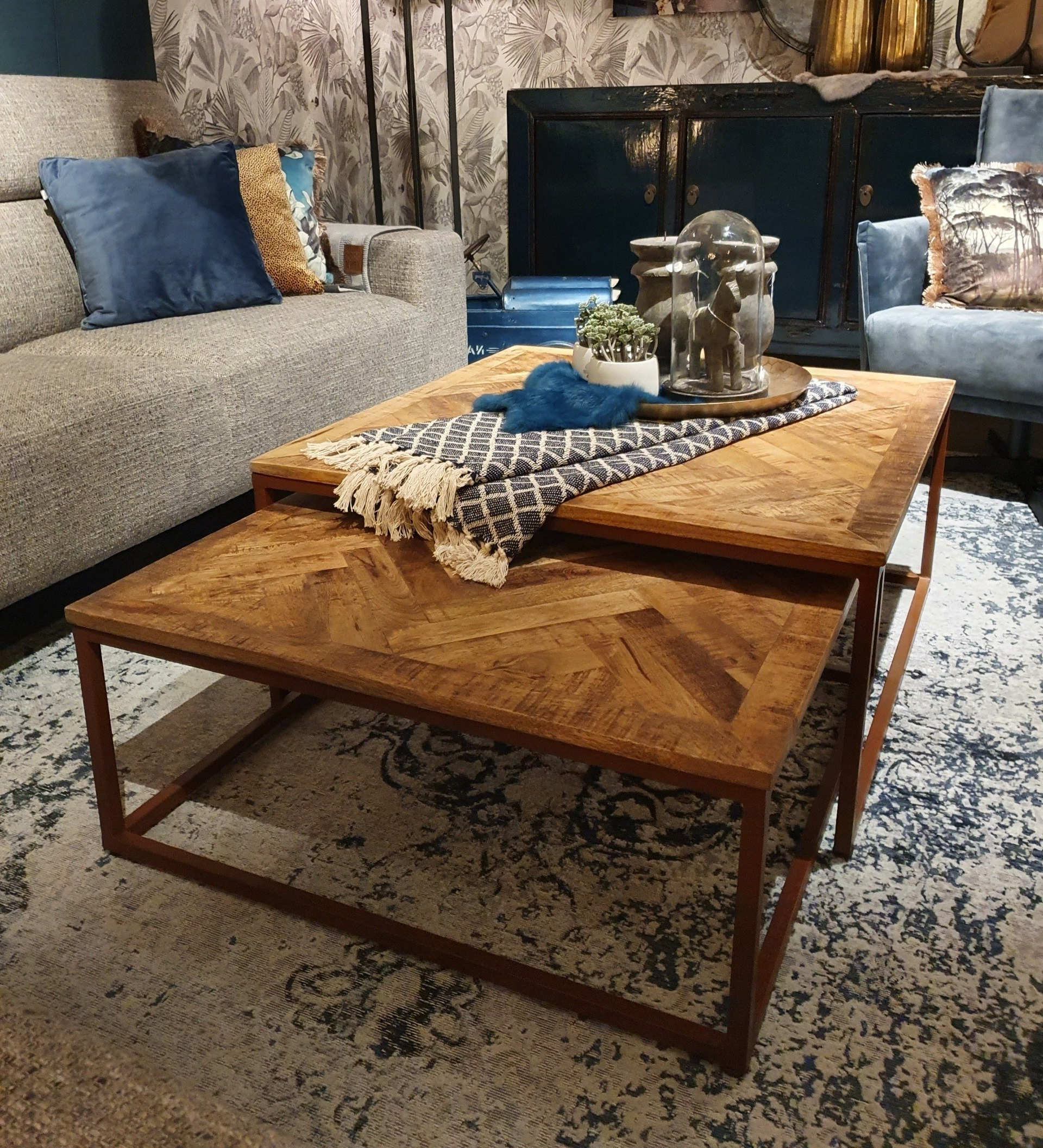 Salontafel set vierkant met mango visgraat blad en frame metaal roest