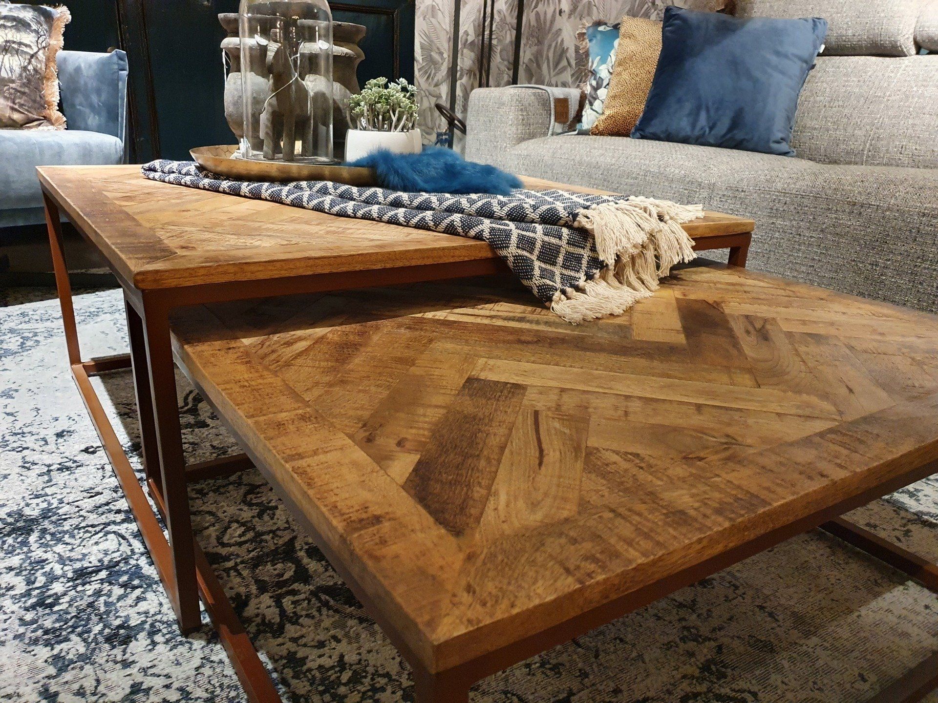 Salontafel set vierkant met mango visgraat blad en frame metaal roest