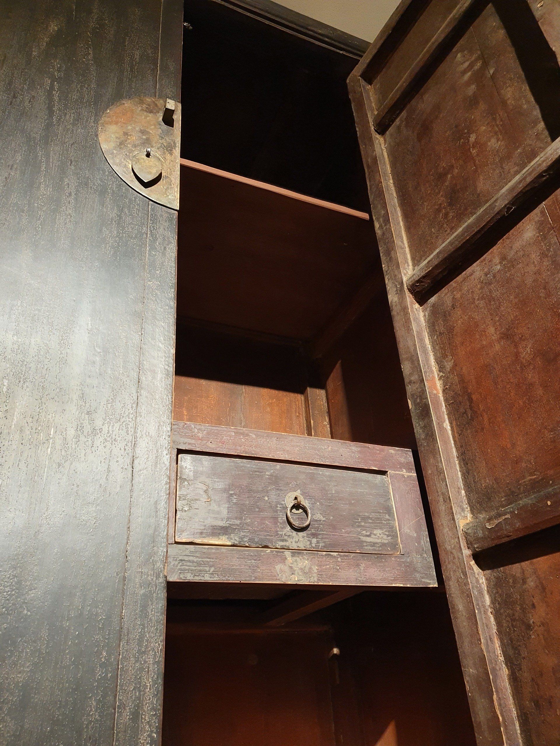 Dichte oude Chinese bruidskast zwart hout met beslag metaal