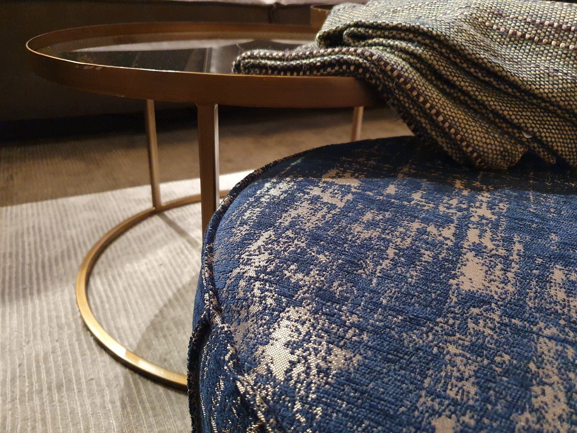 Ronde salontafel set, metaal goud met rookglas