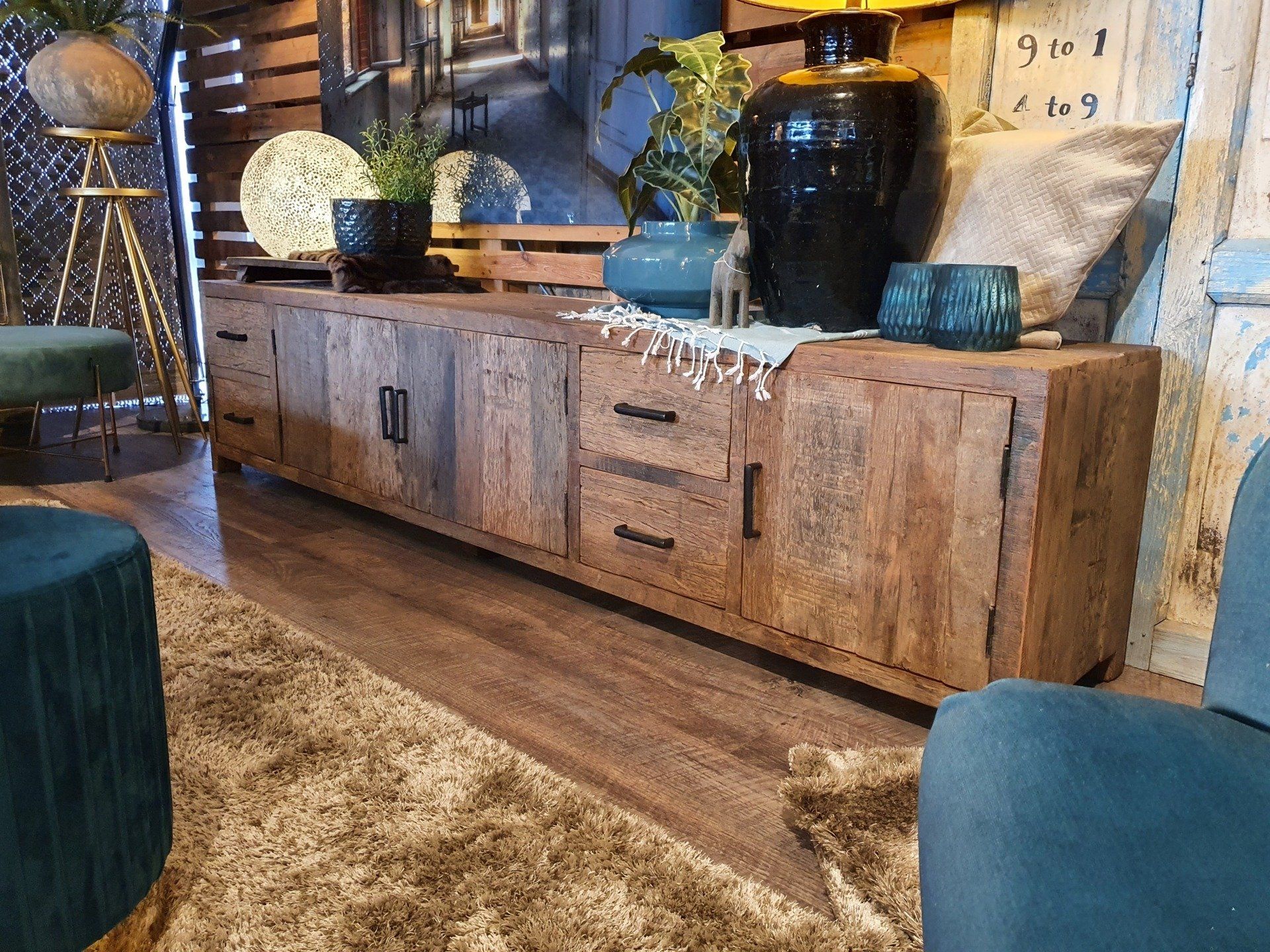 Laag TV meubel met deuren en lades, bielzen hout en metaal zwart beslag en poten