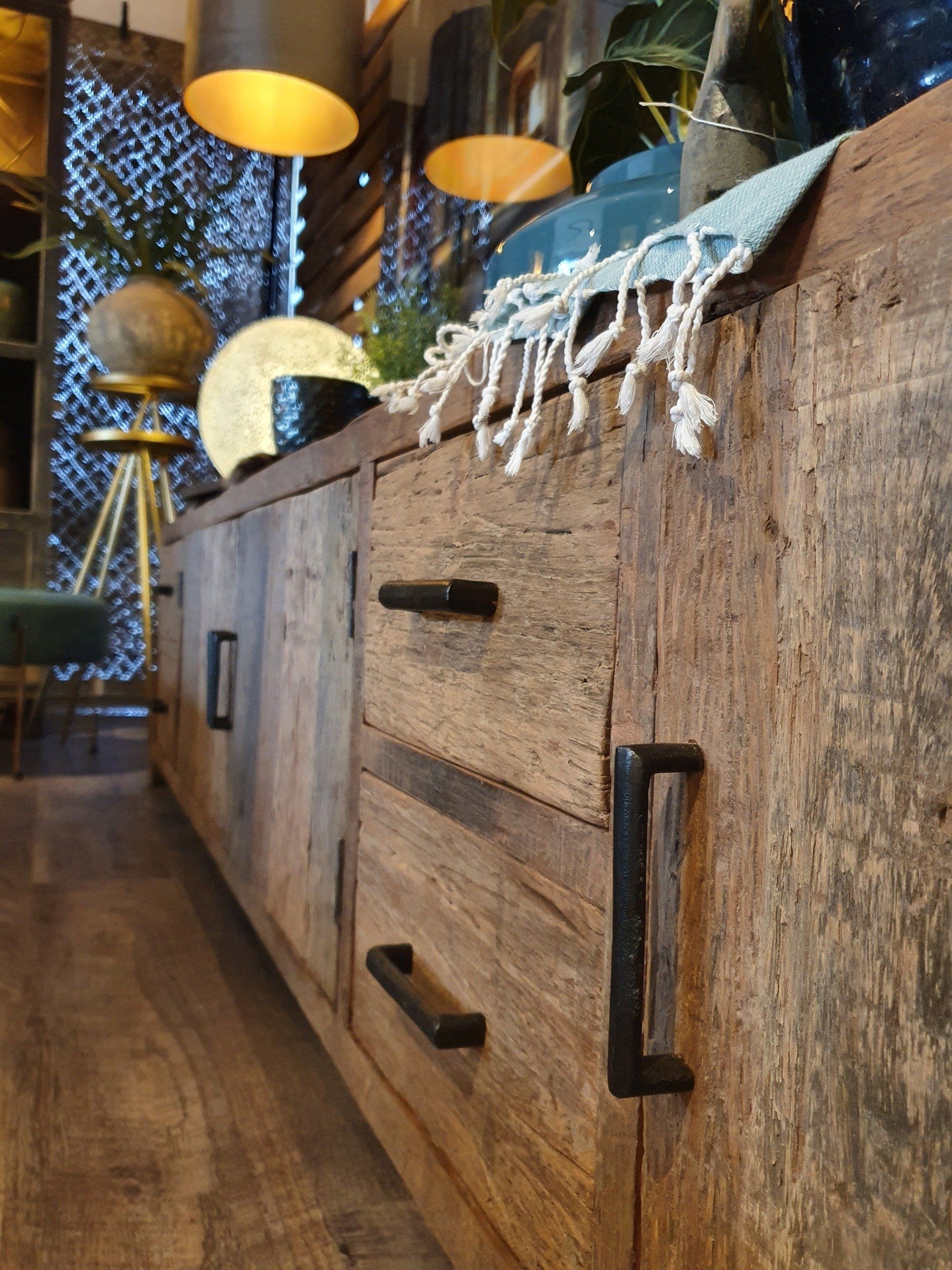 Laag TV meubel met deuren en lades, bielzen hout en metaal zwart beslag en poten