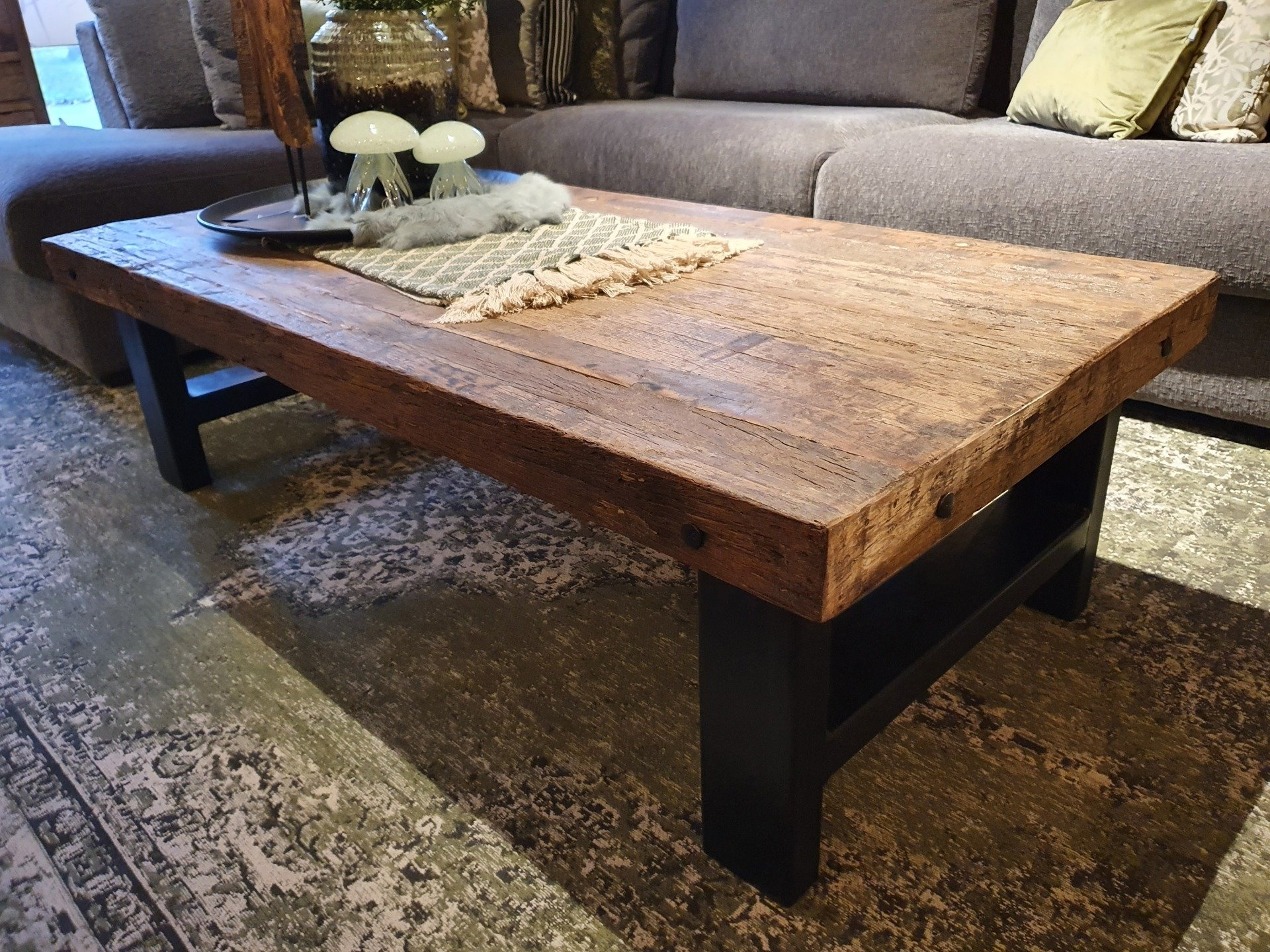 Salontafel bielzen hout grof, poten metaal zwart