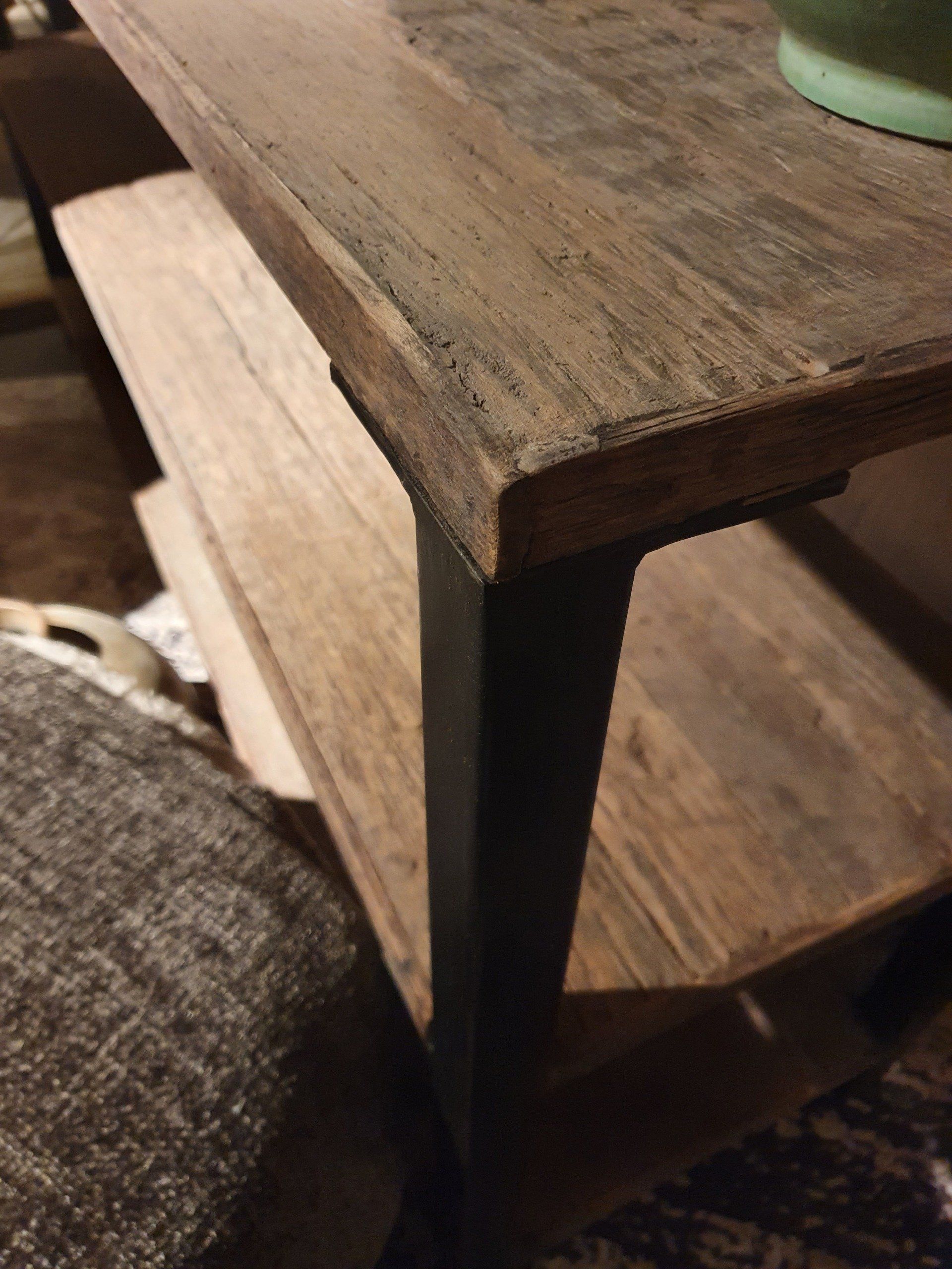 Wandtafel met open vakken, grof bielzen hout en zwart metaal