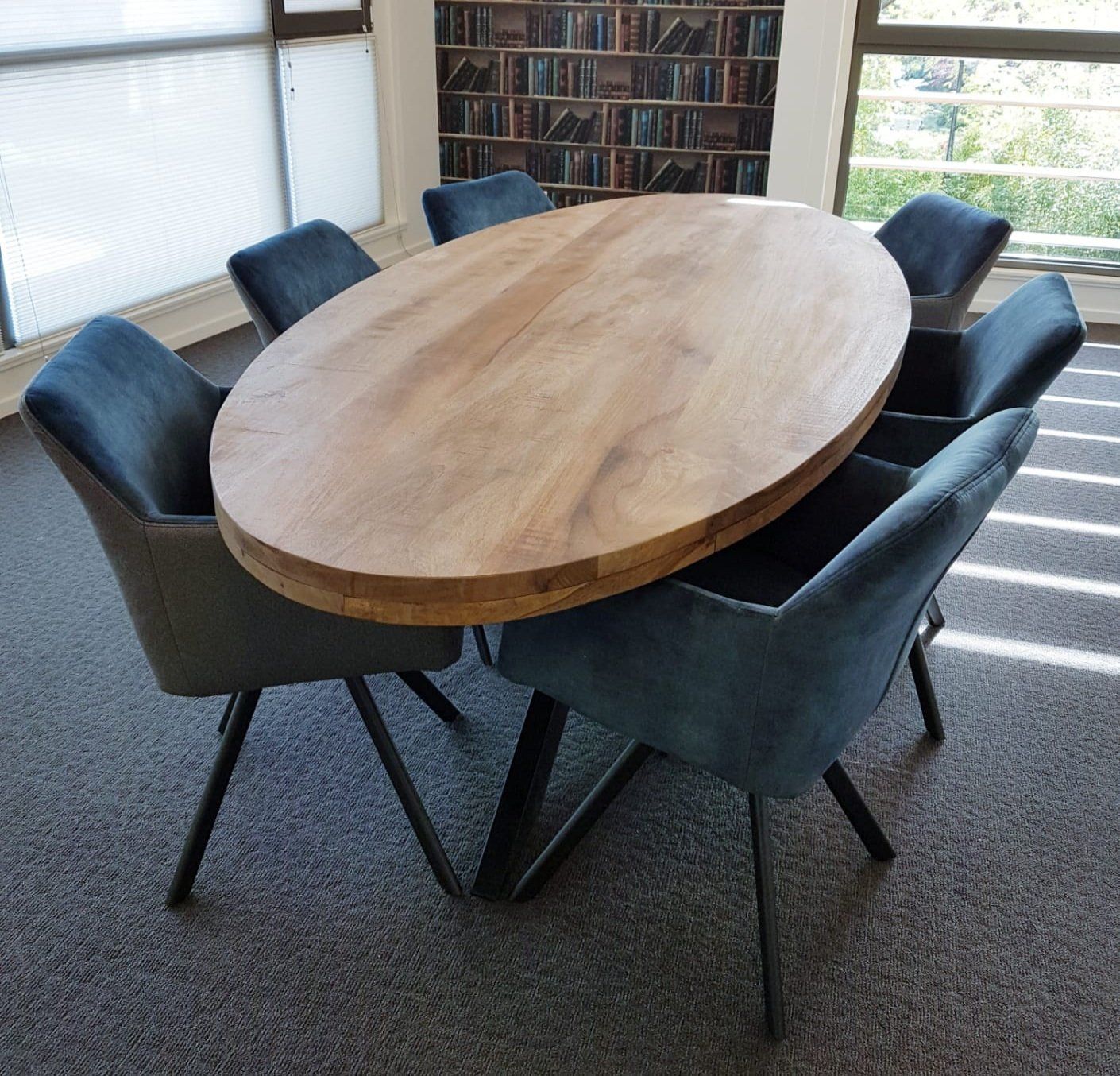 Ovale eettafel mango met kruispoot metaal zwart