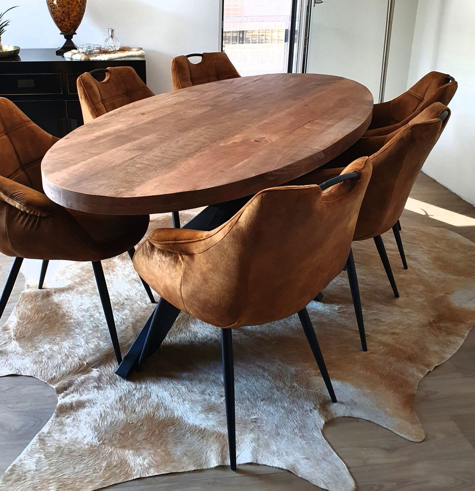 Ovale eettafel mango met kruispoot metaal zwart