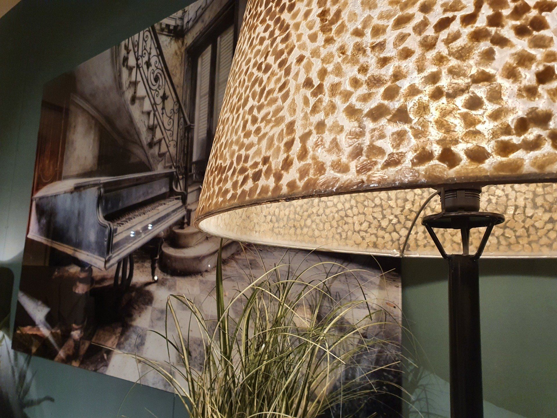 Metaal zwart staande lamp met schelpen kap goud