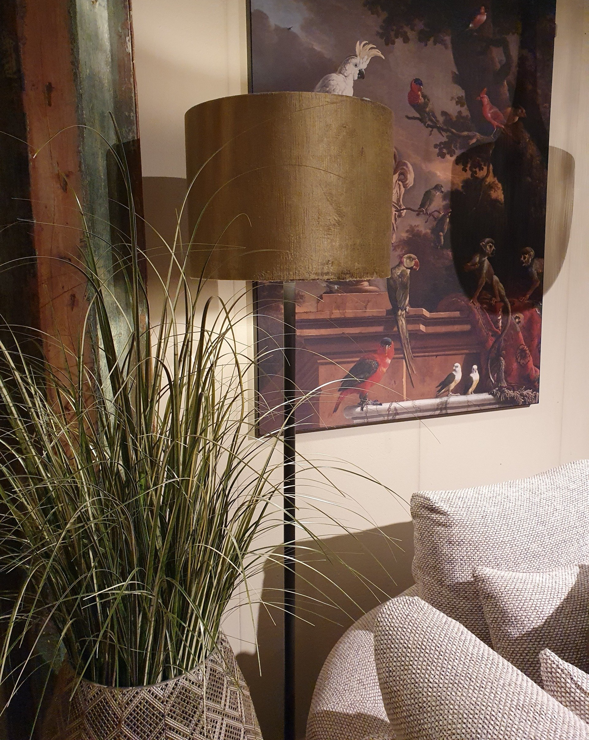 Metaal zwart staande lamp met velours kap taupe