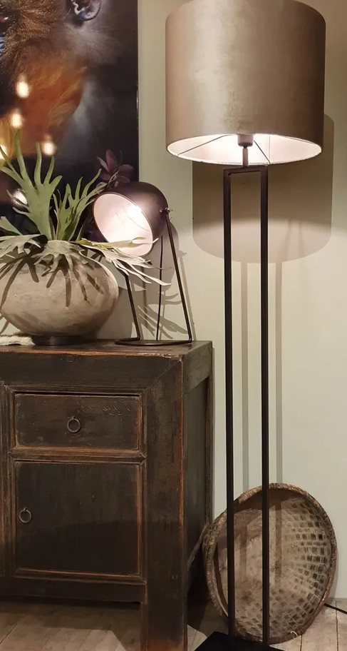 Metaal zwart staande lamp met kap beige velours