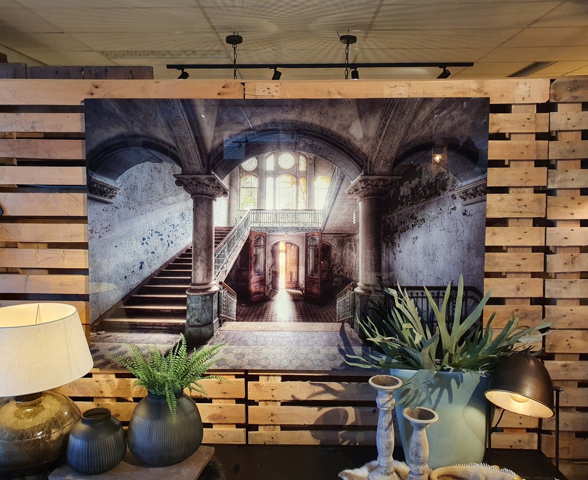 Wandwerk schilderij op glas verlaten gebouw grijs