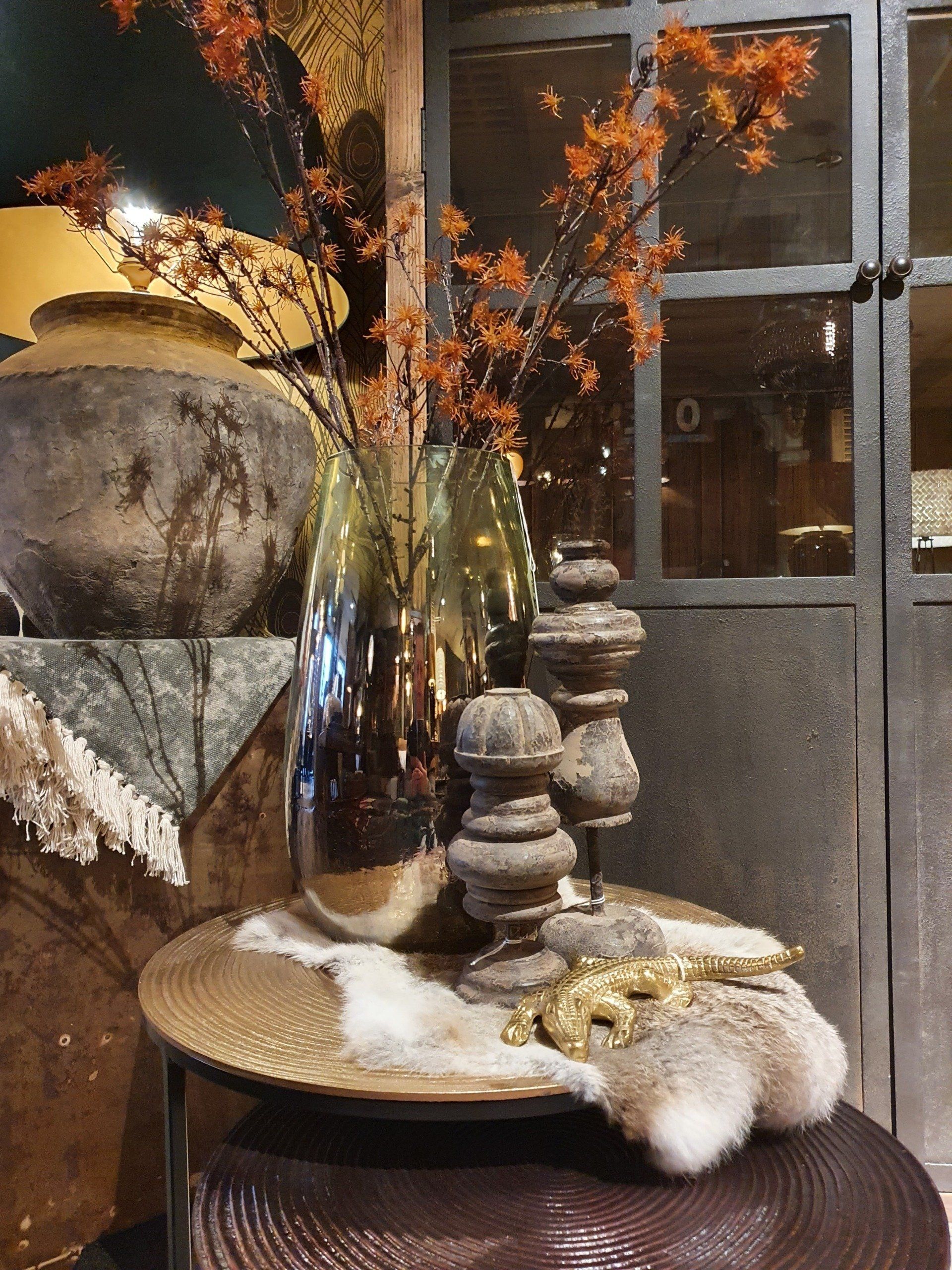 woonaccessoires schaakstukken hout, vaas glas, kunstbloemen, konijnenvel