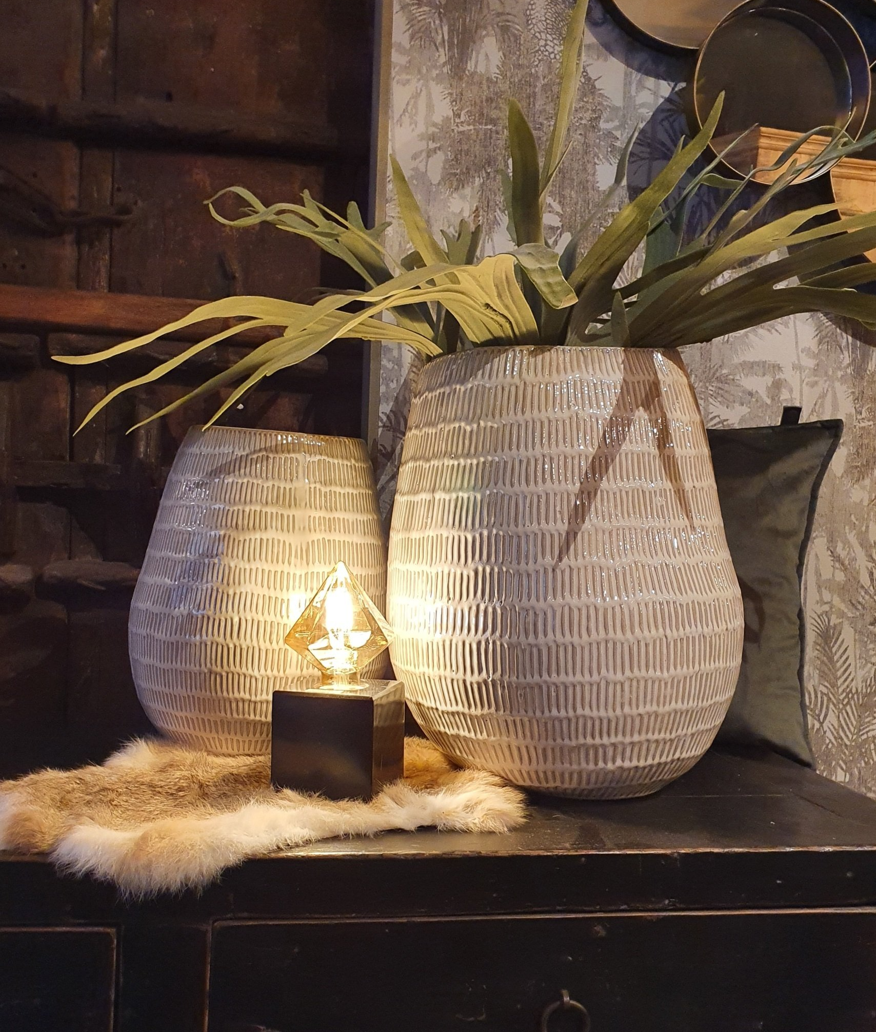 woonaccessoires vaas groot en klein met reliëf, kunstplant hertshoorn, konijnenvel