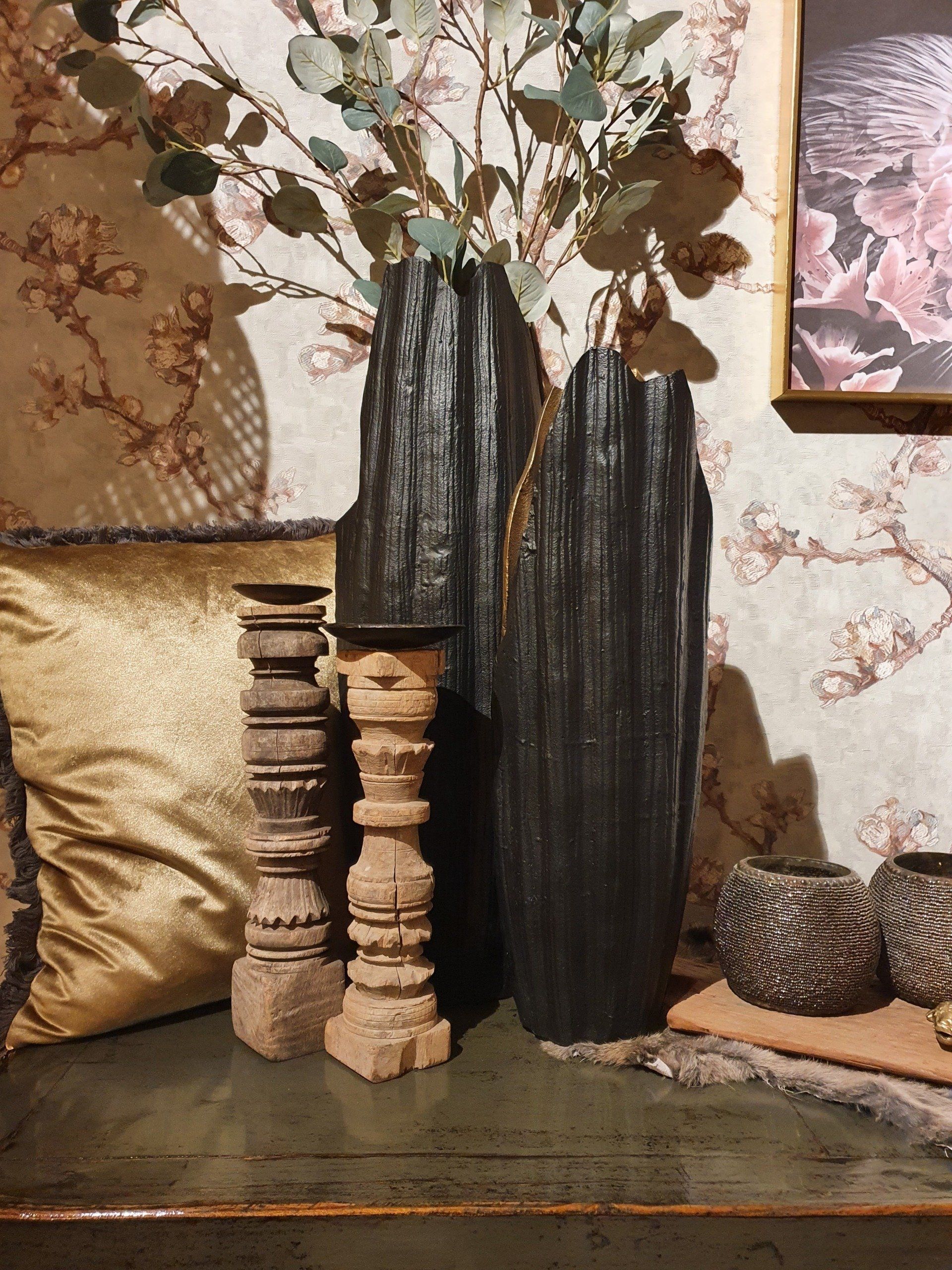 platte vaas hoog zwart, met reliëf