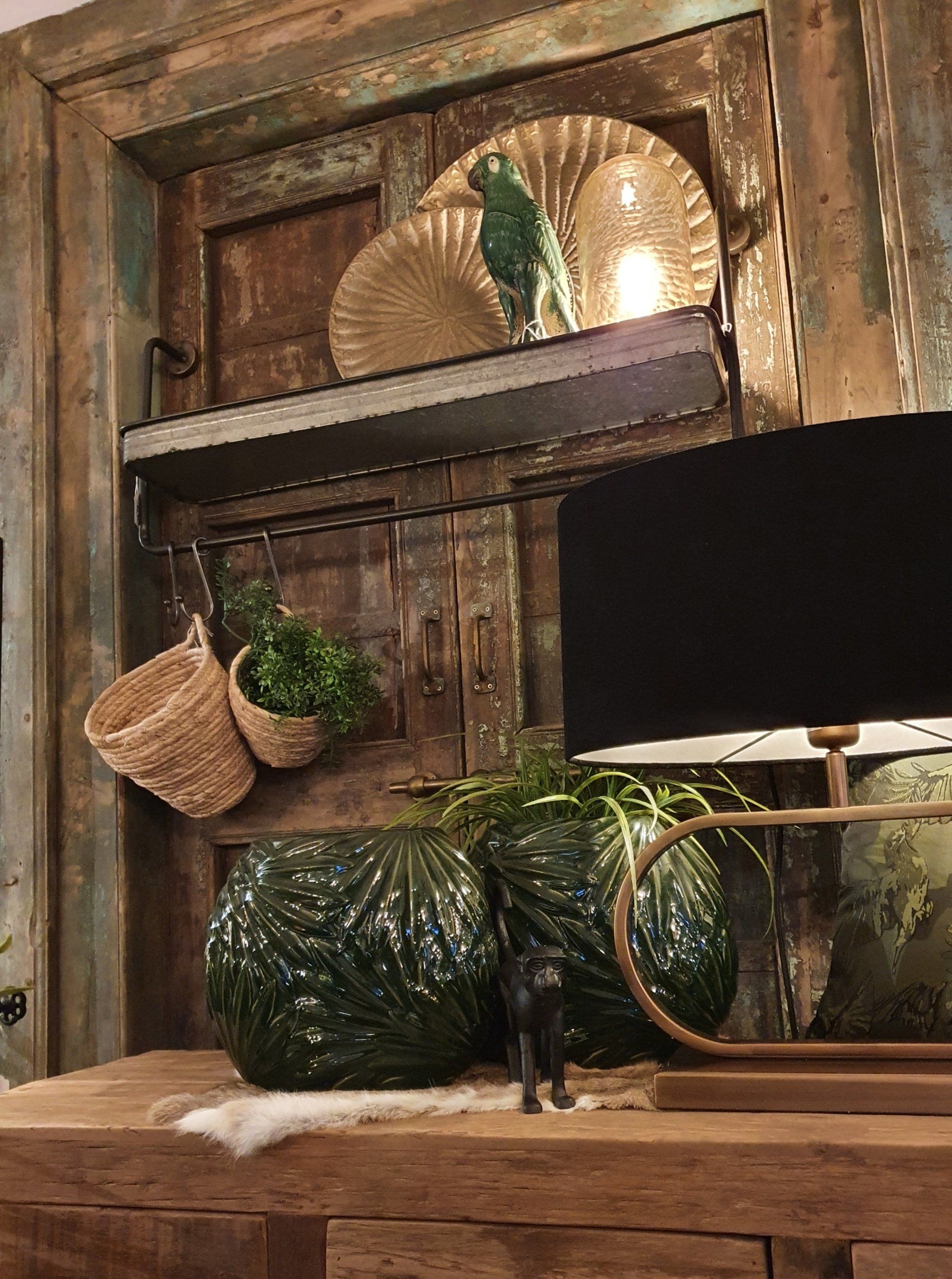 Platte vaas groen met reliëf