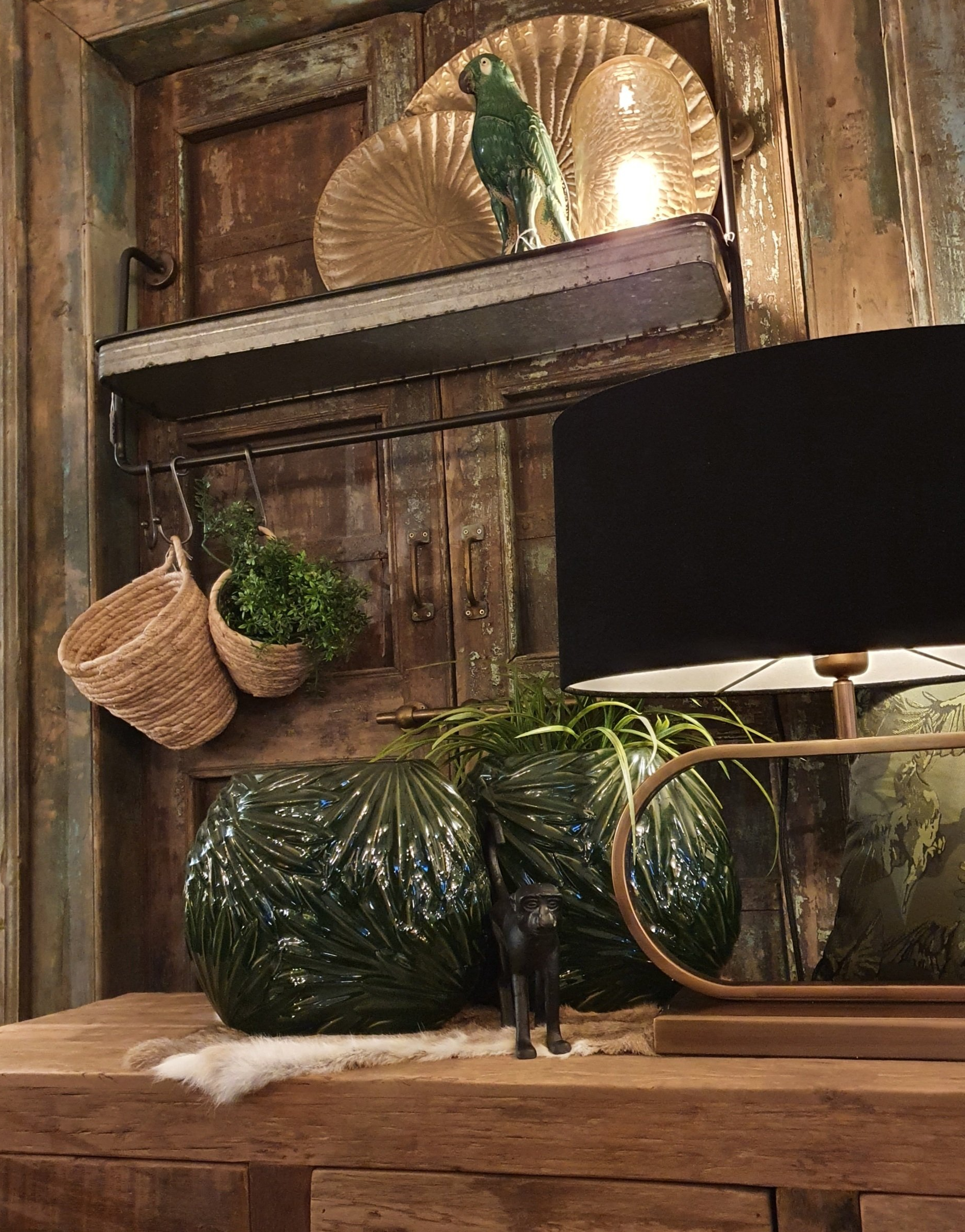 Platte vaas groen met reliëf