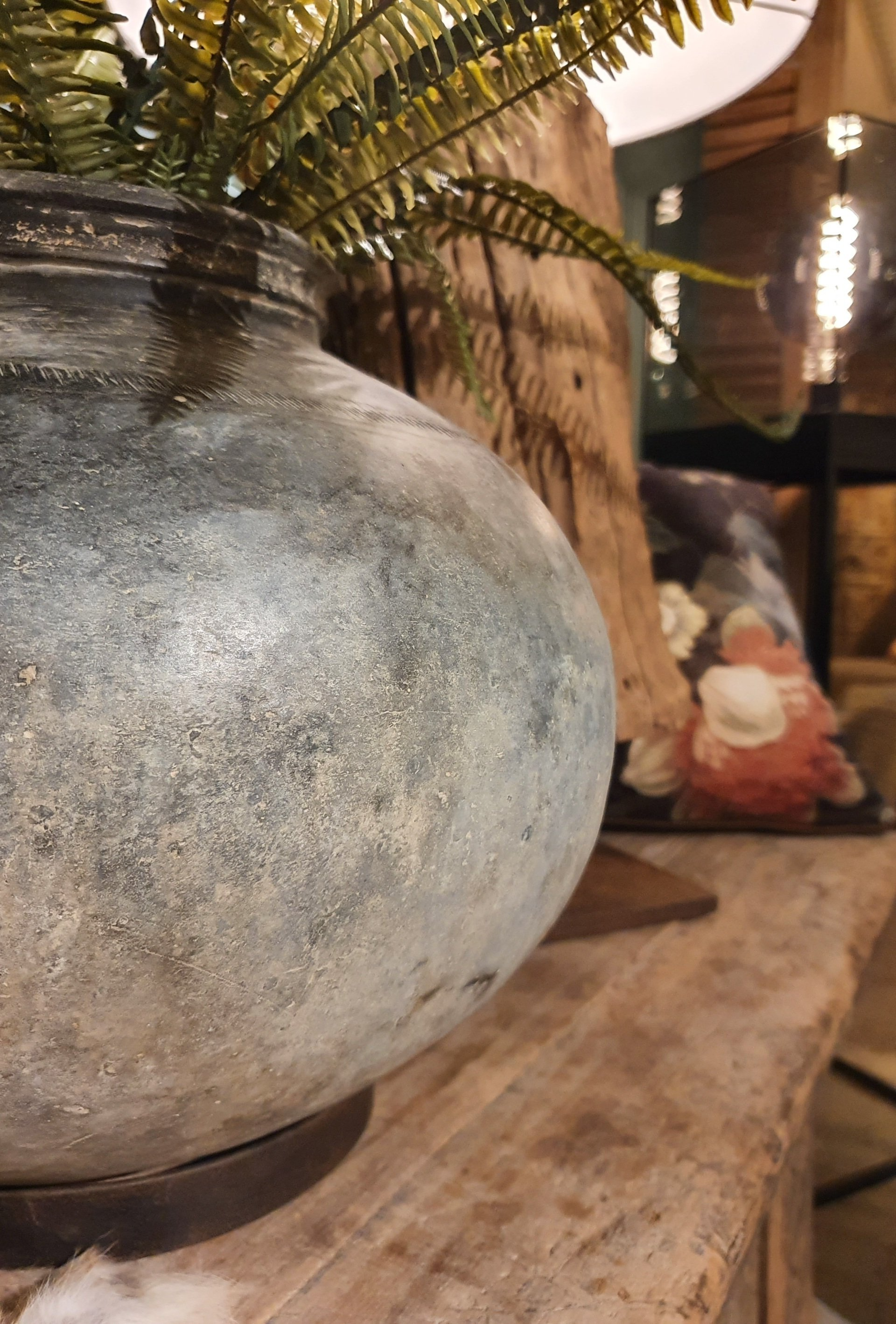 Oude pot grijs aardewerk