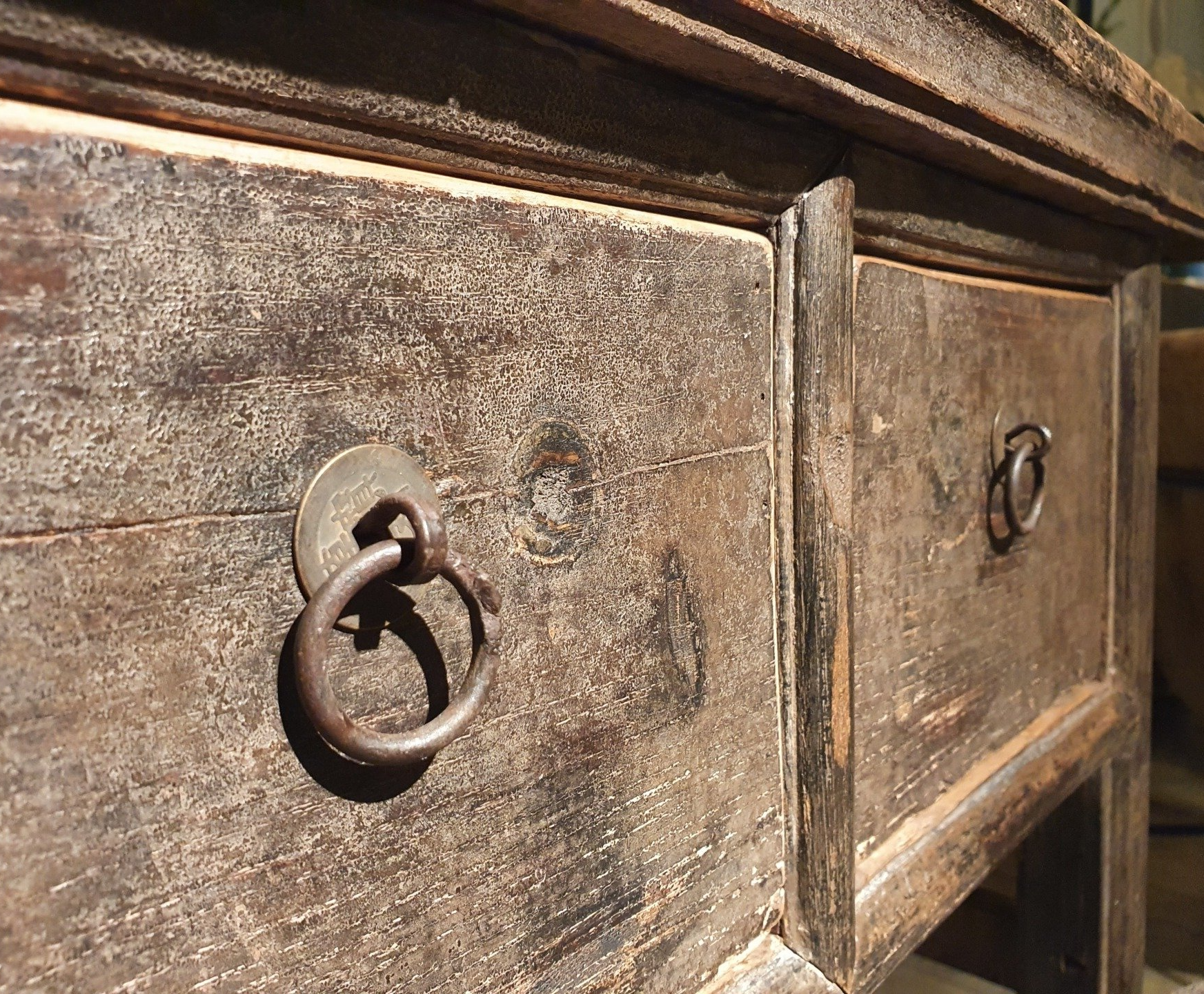 Originele oude sidetable met 3 lades, Chinees Elm hout zwart