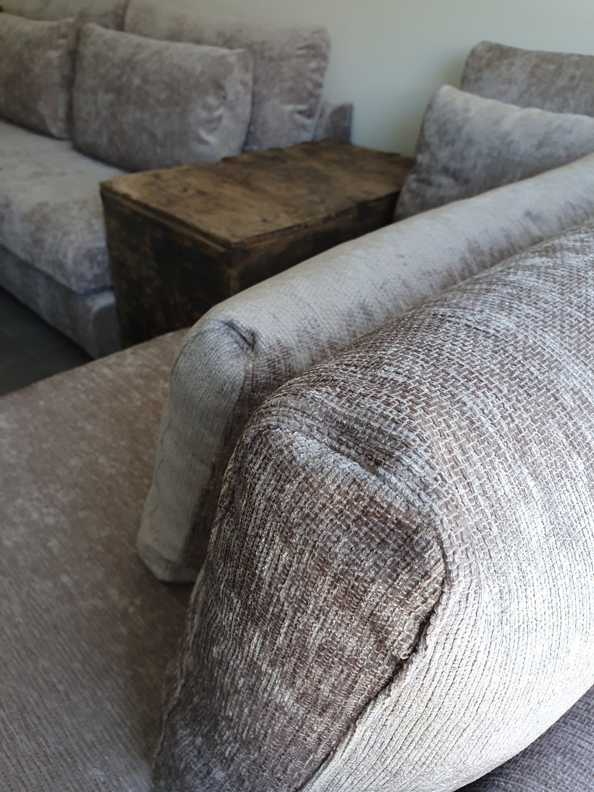 Zachte loungebank met lende kussens en beige bekleding