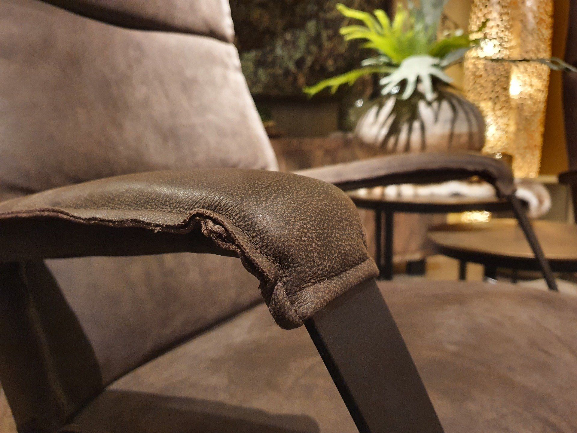 Relaxfauteuil met draaifunctie in bruin leder met open bies, handmatig en met accu