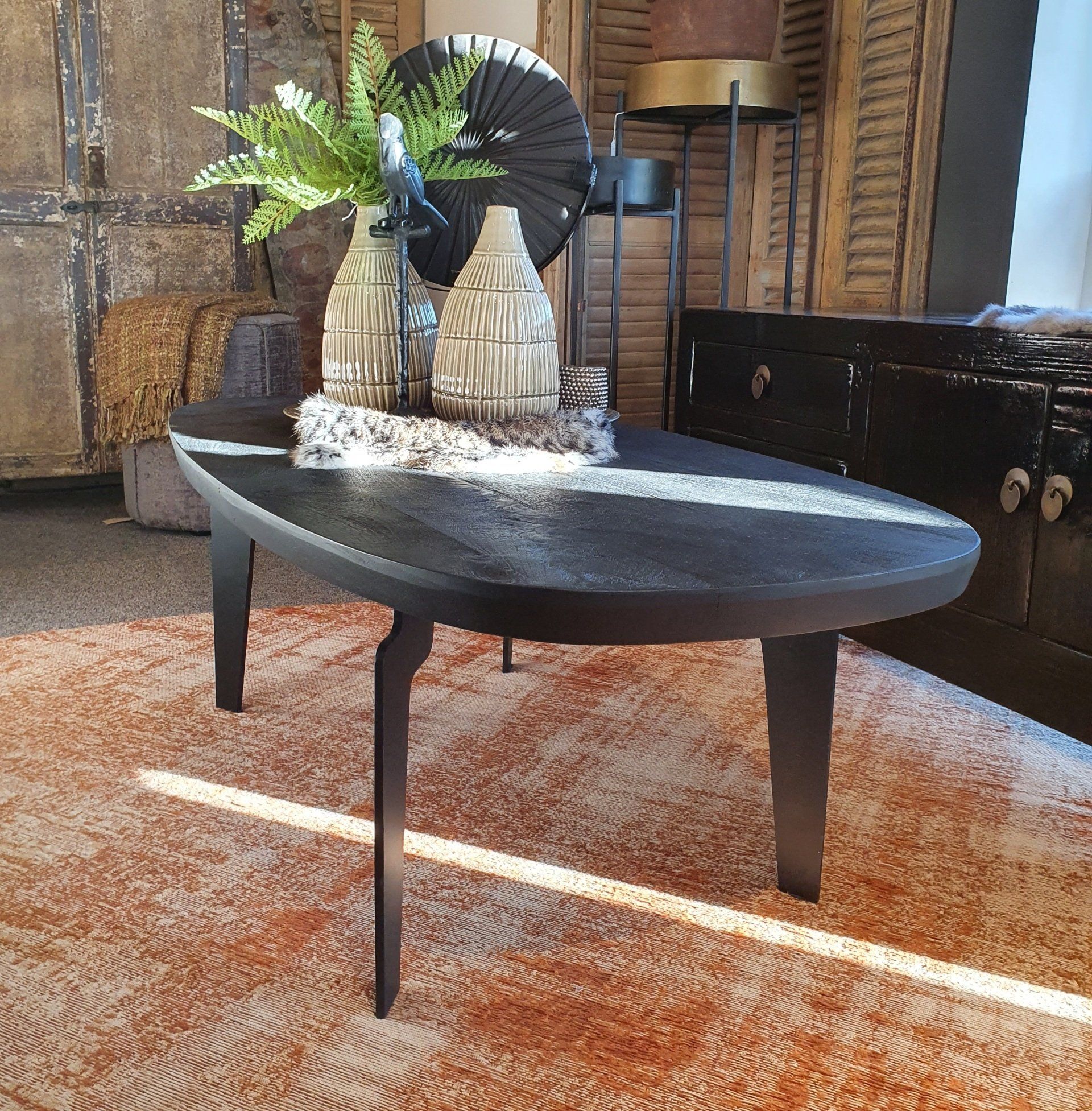 Rechthoekige salontafel met afgeronde hoeken, zwart hout en kromme poot