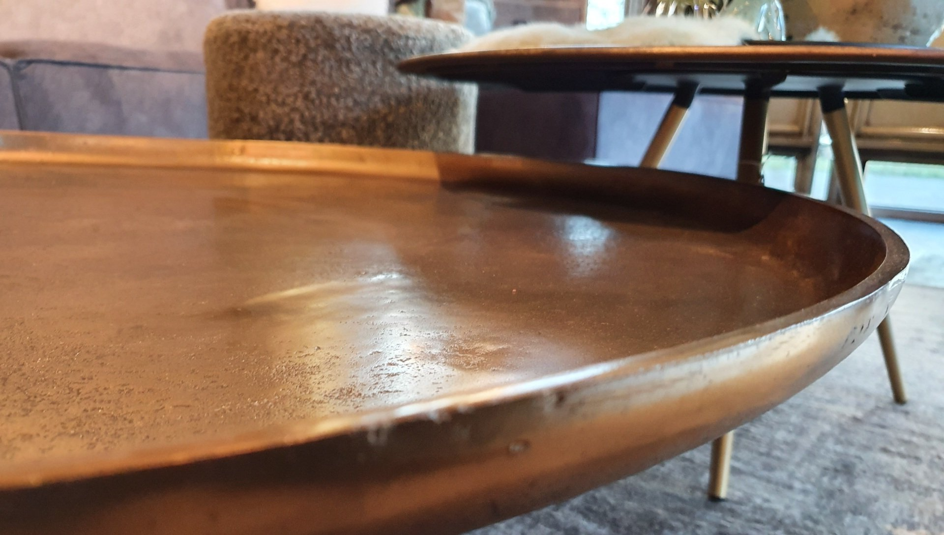 Ronde bijzettafel zwart en wit marmer, poot zwart metaal