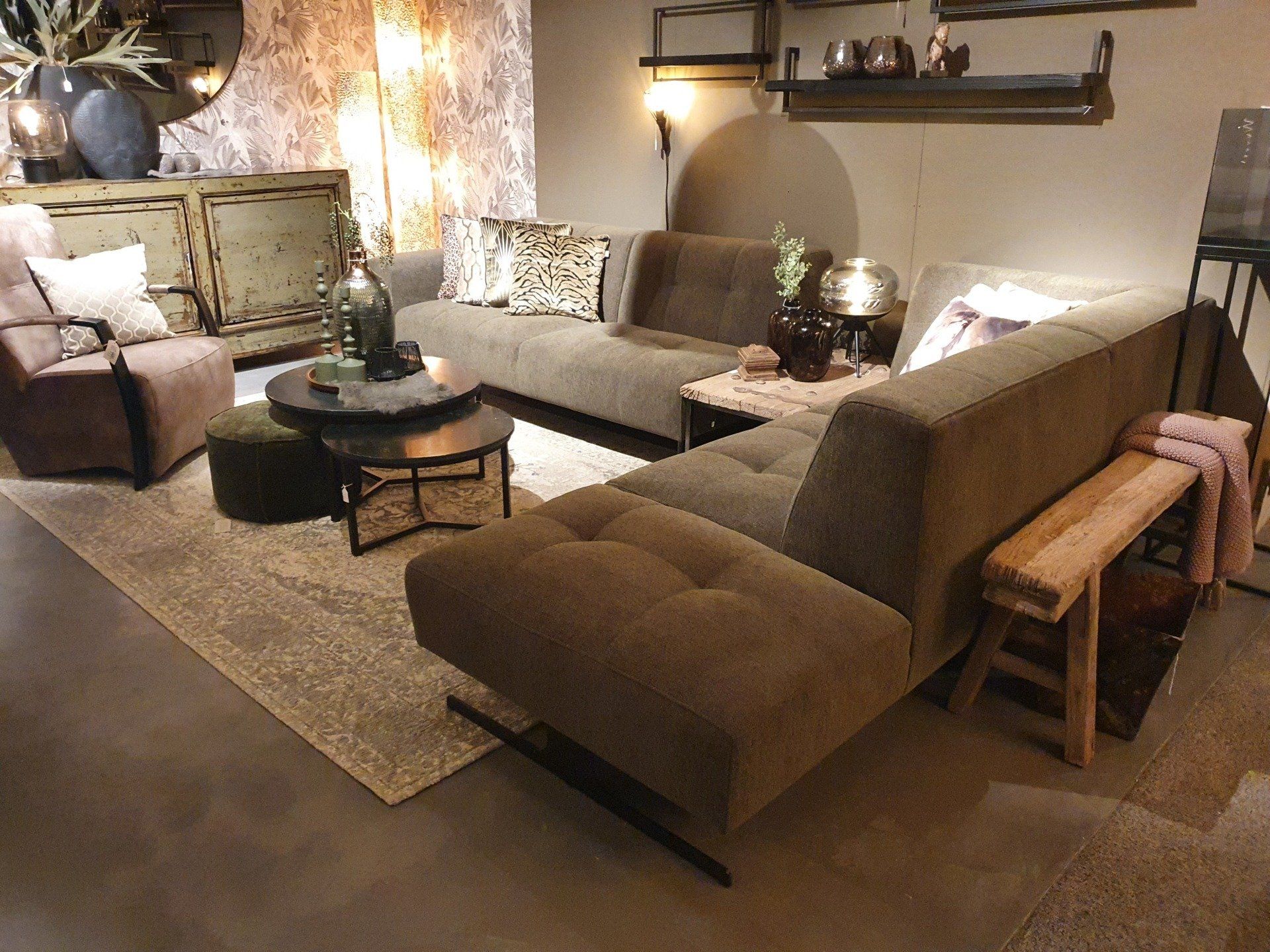 Moderne hoekbank in geweven stof groen met capiton en t-poot zwart metaal