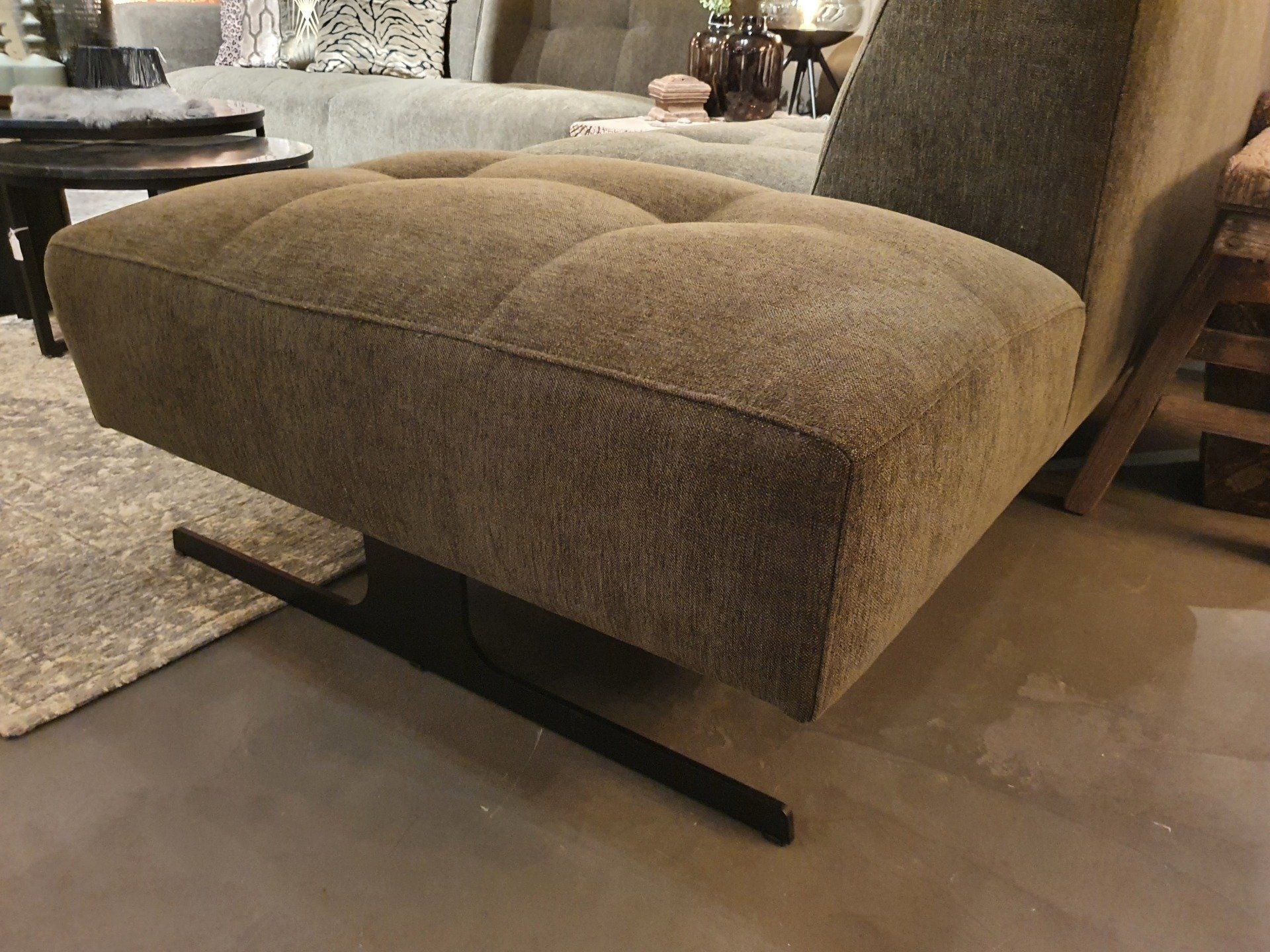 Moderne hoekbank in geweven stof groen met capiton en t-poot zwart metaal