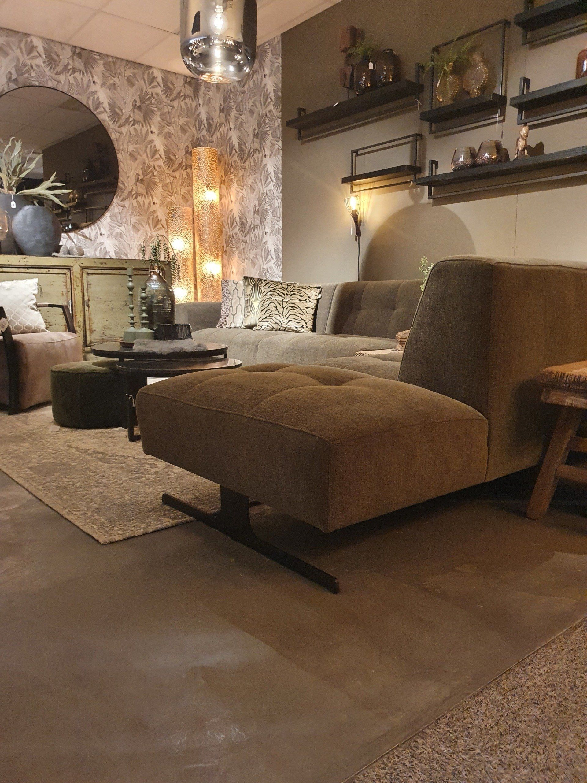 Moderne hoekbank in geweven stof groen met capiton en t-poot zwart metaal