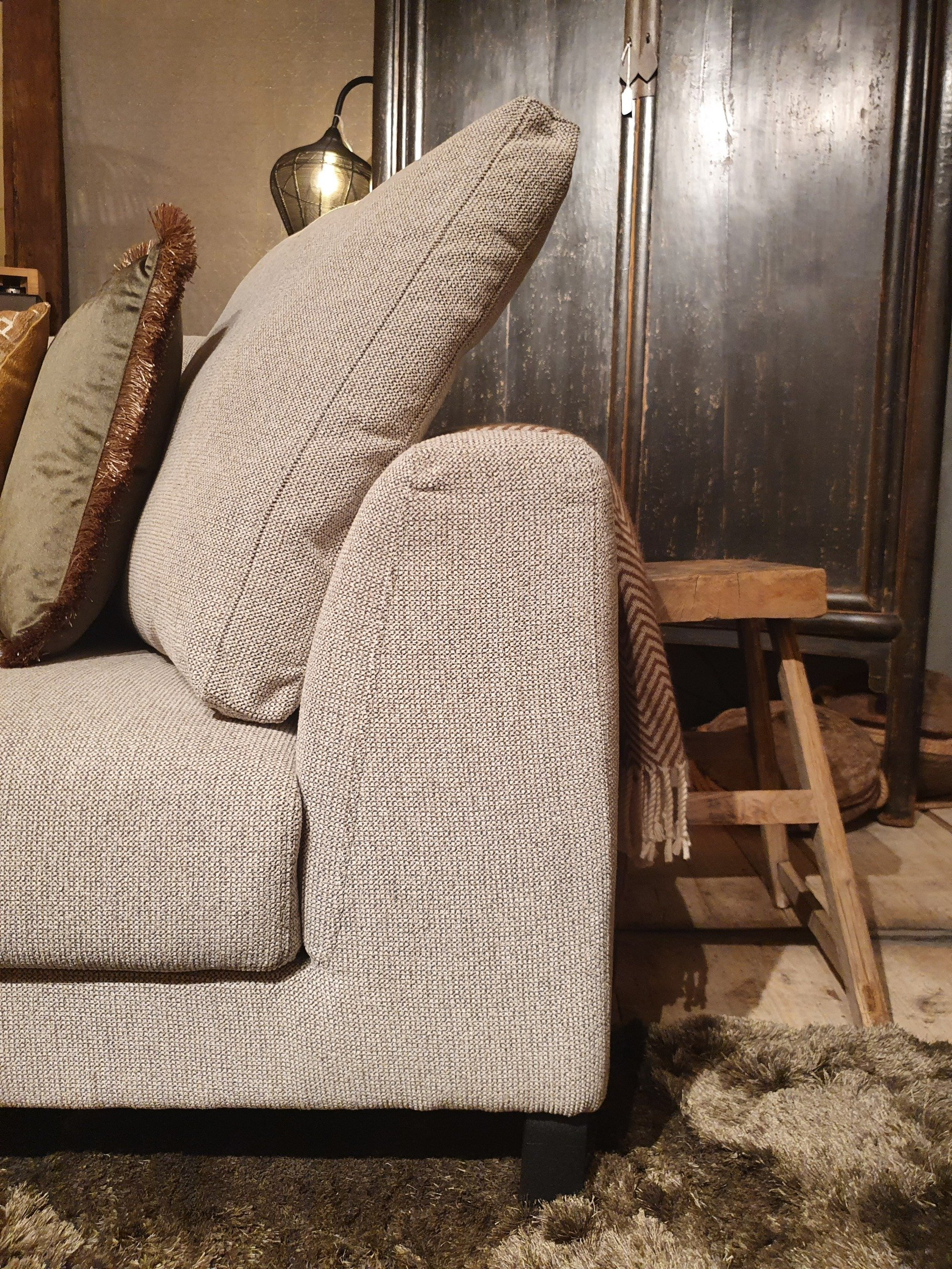 Strakke loungebank in ecru geweven stof met zwart metalen poot