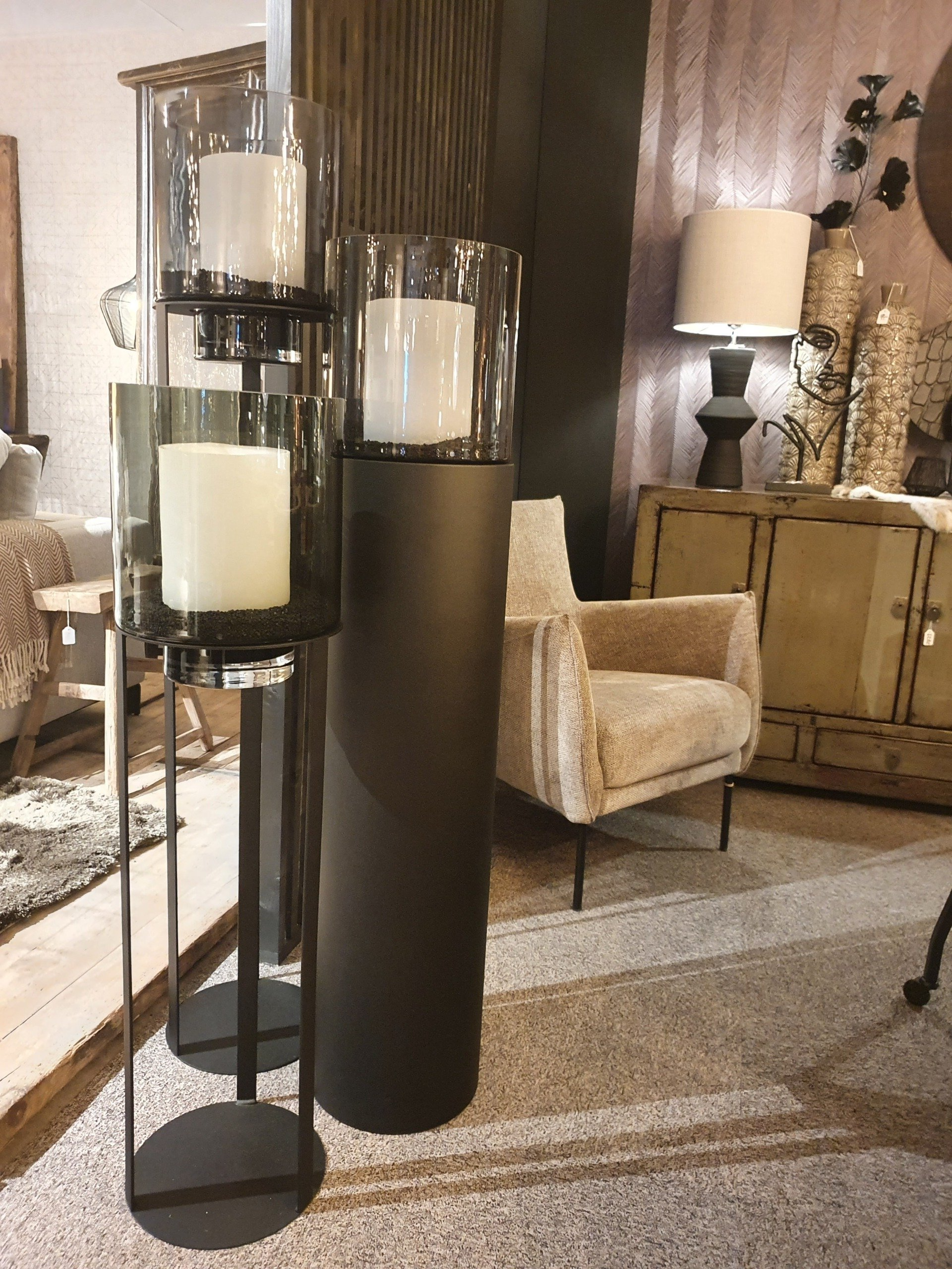 woonaccessoires schaakstukken hout, vaas glas, kunstbloemen, konijnenvel