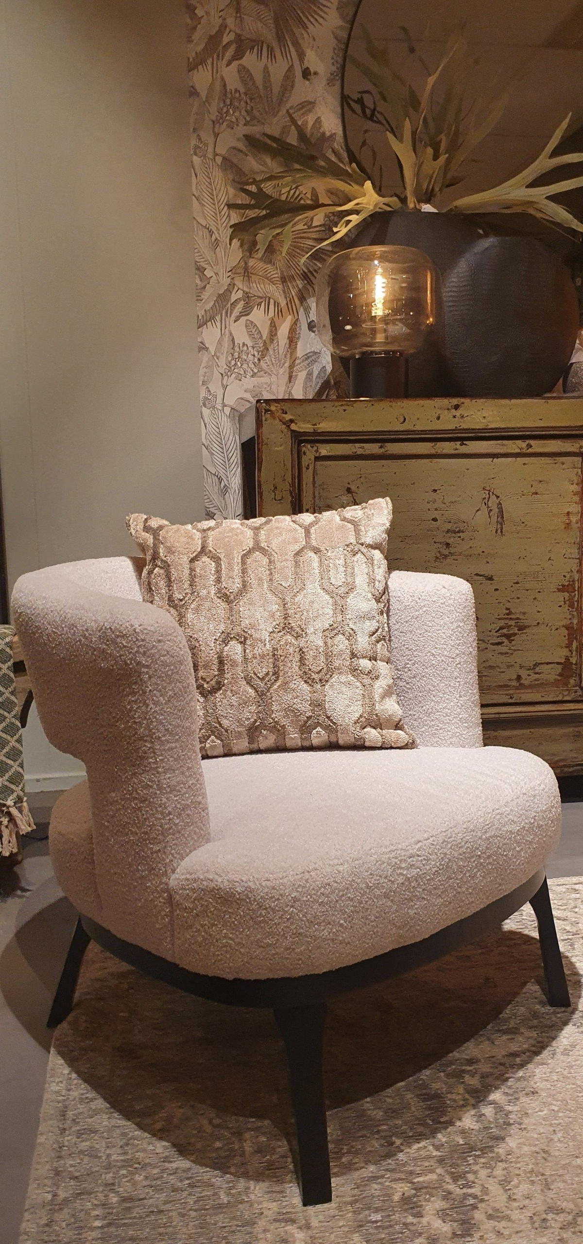 Fauteuil met open rug en zwarte houten poot in ecru teddy boucle