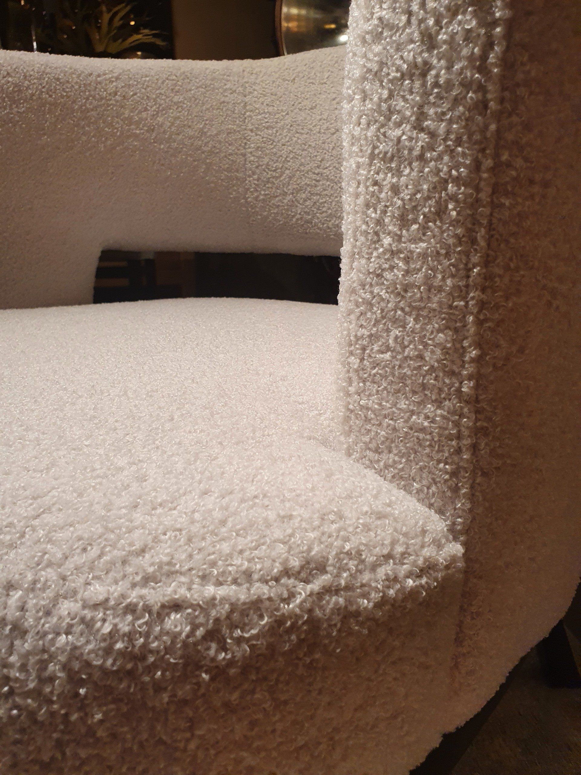 Fauteuil met open rug en zwarte houten poot in ecru teddy boucle