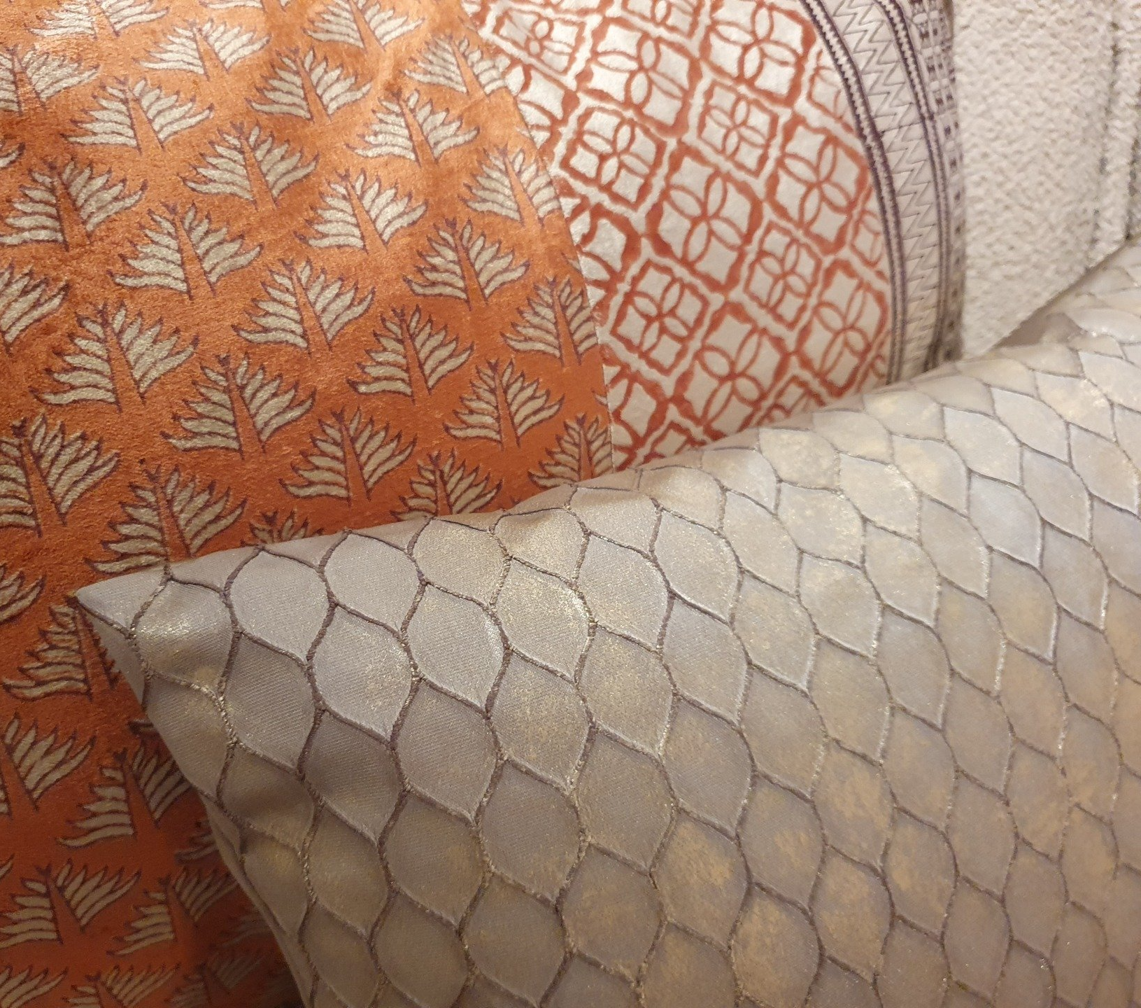 sierkussen beige oranje, met print, ijsbrand