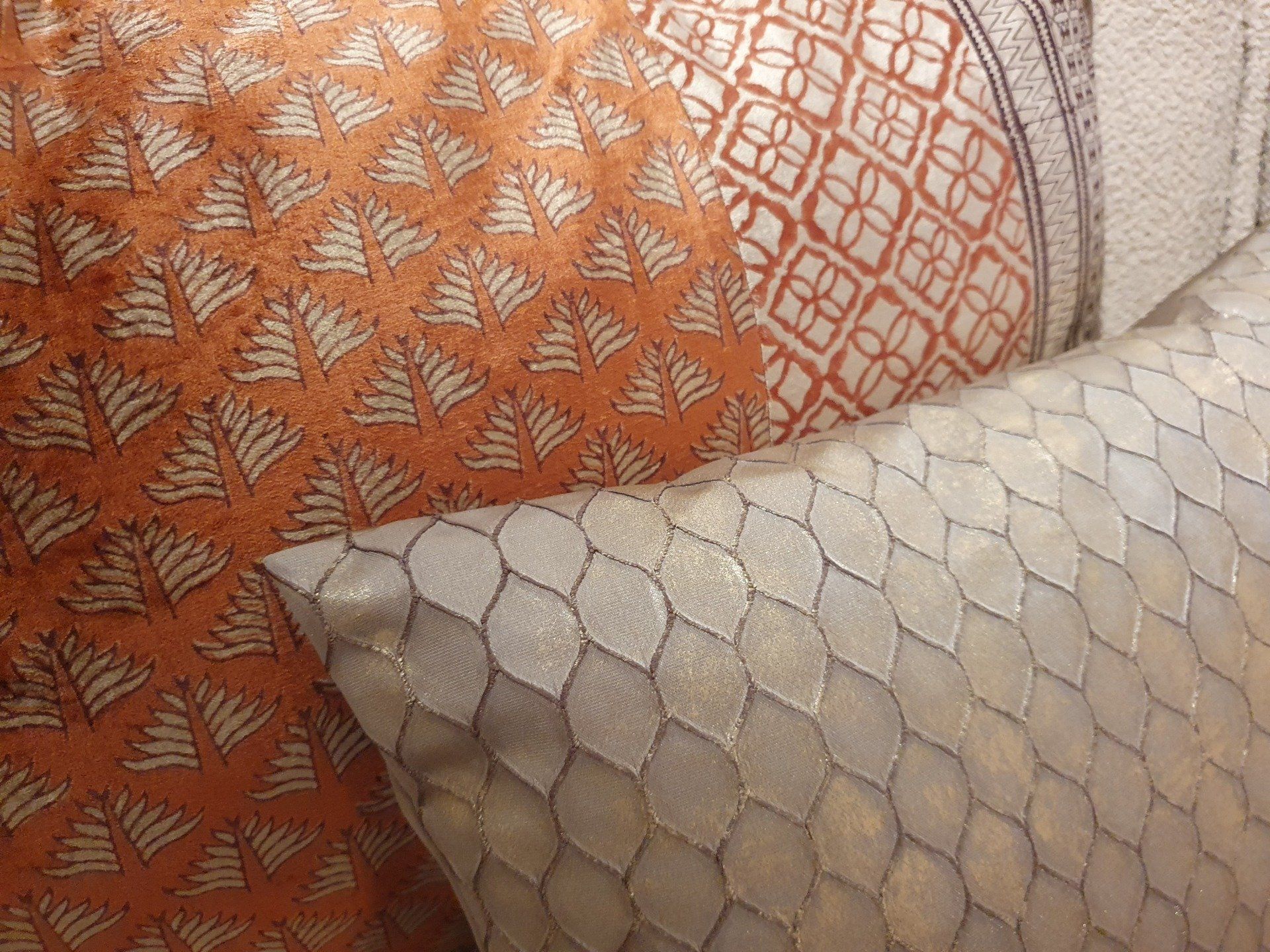 sierkussen beige oranje, met print, ijsbrand