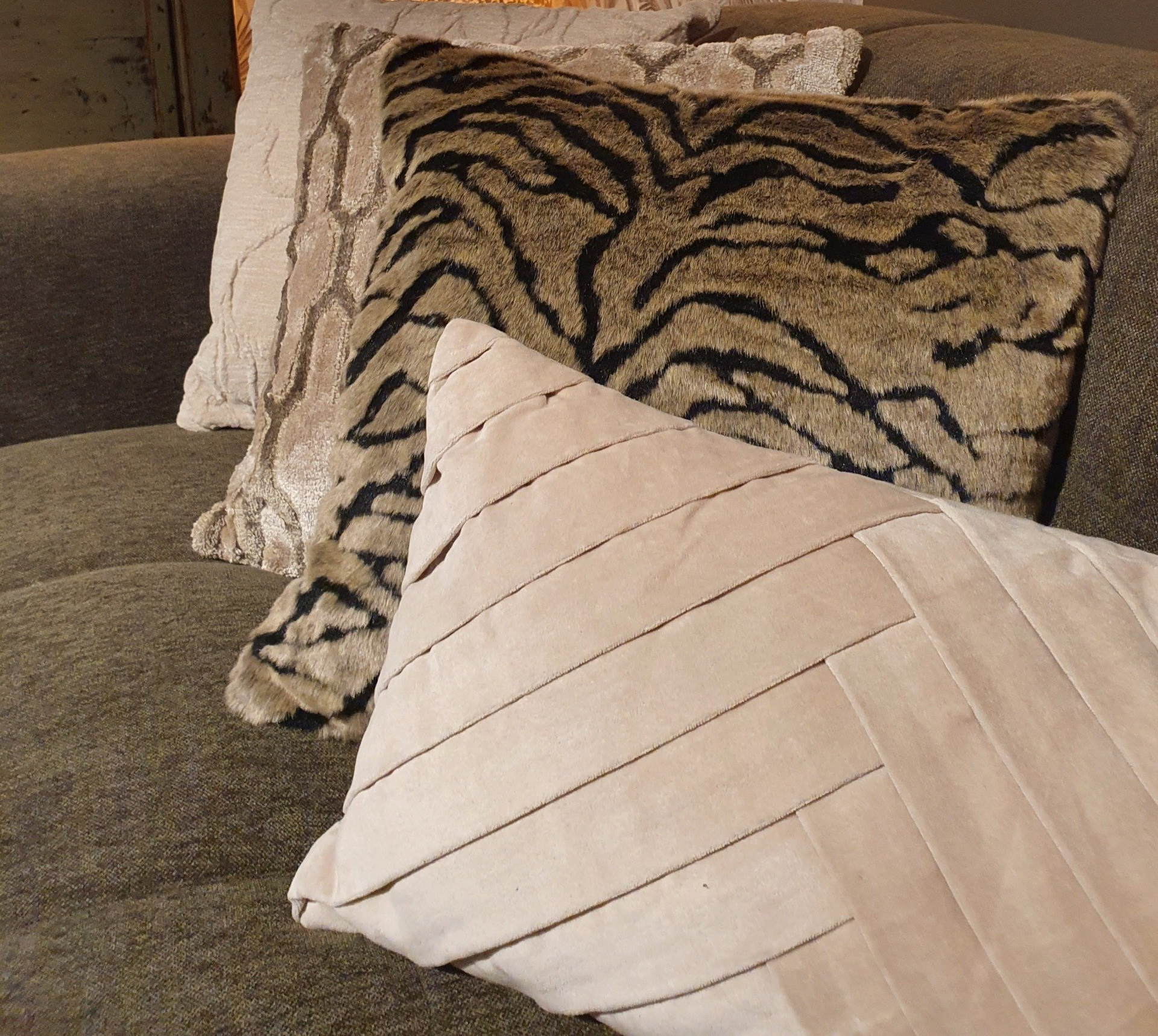 Sierkussen beige taupe zwart in bont en velours