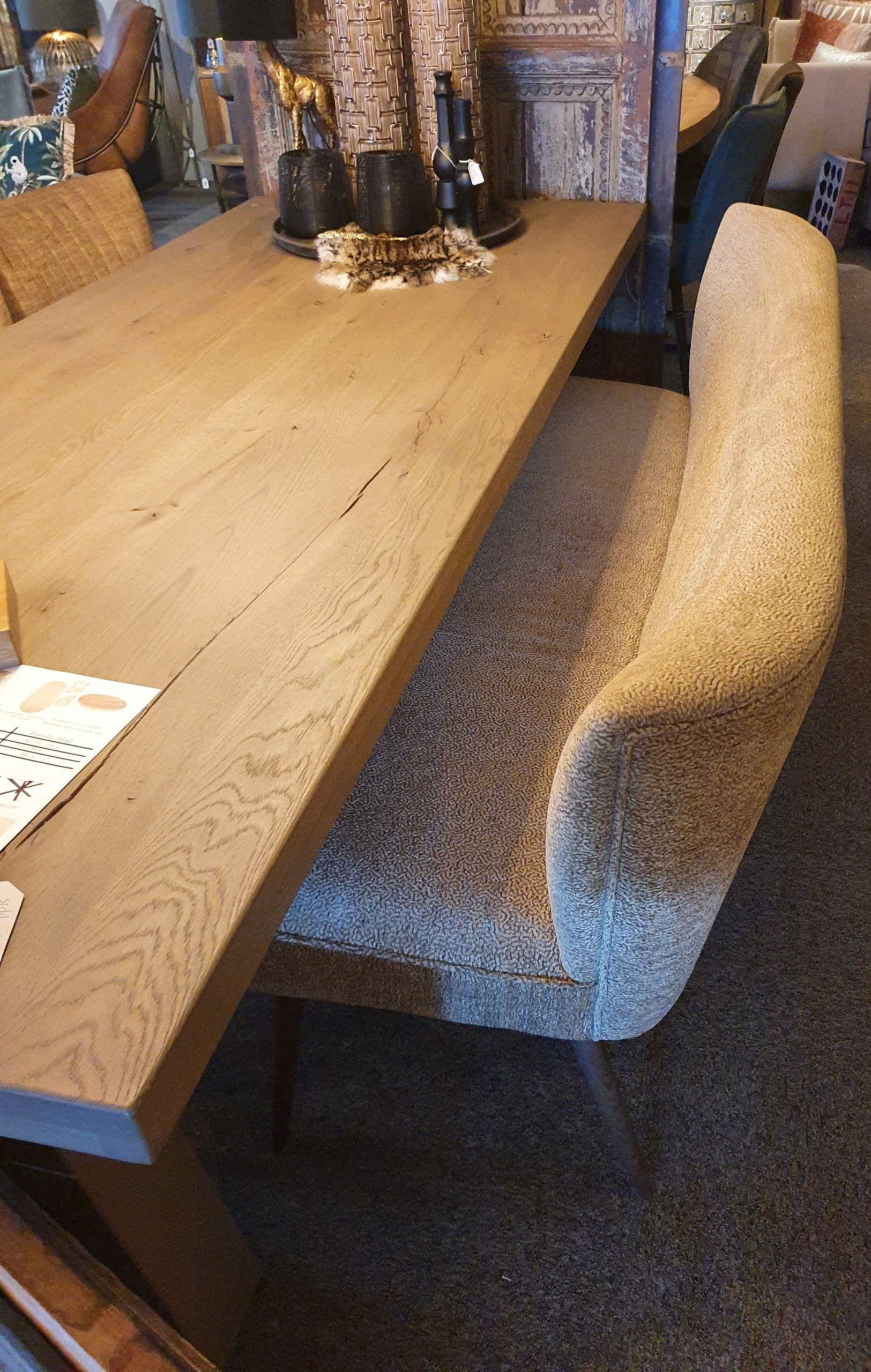 Eetkamerbank in stof met ronde rugleuning en houten poot