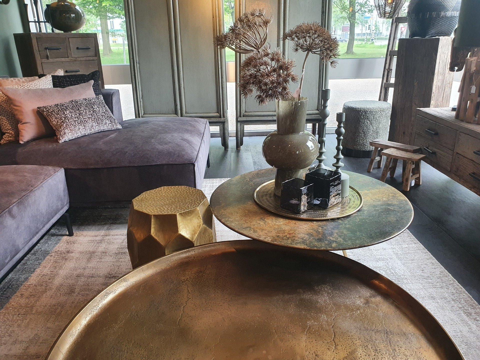 Ronde salontafel zwart en wit marmer, poot zwart metaal