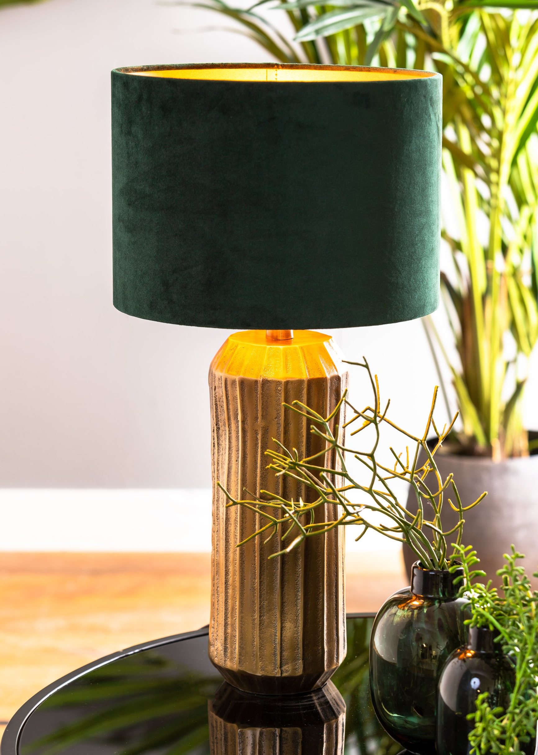 Tafellamp voet goud met reliëf en kap velours groen