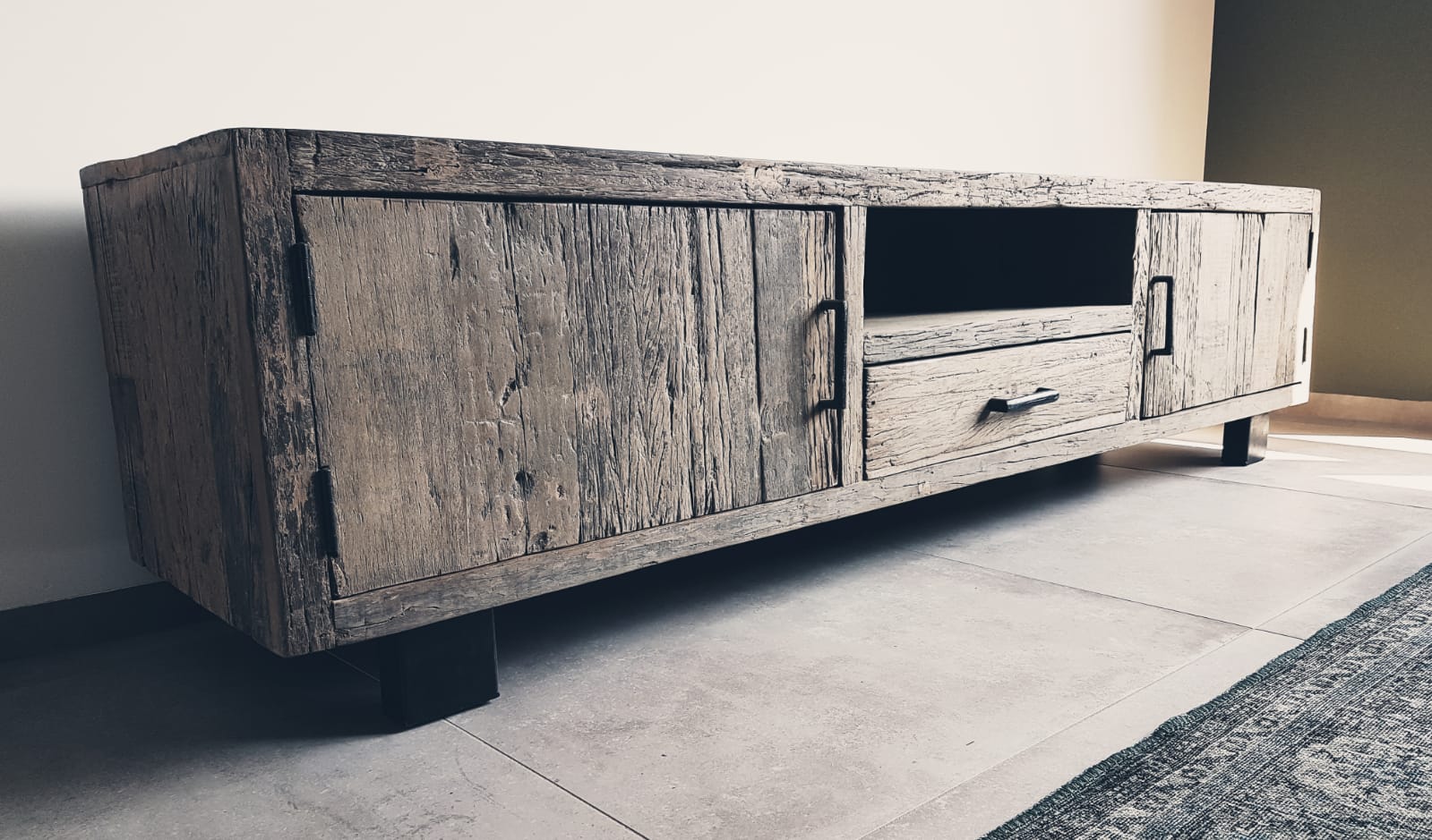 Laag TV meubel met deuren, lade en open vak, bielzen hout en metaal zwart beslag en poten