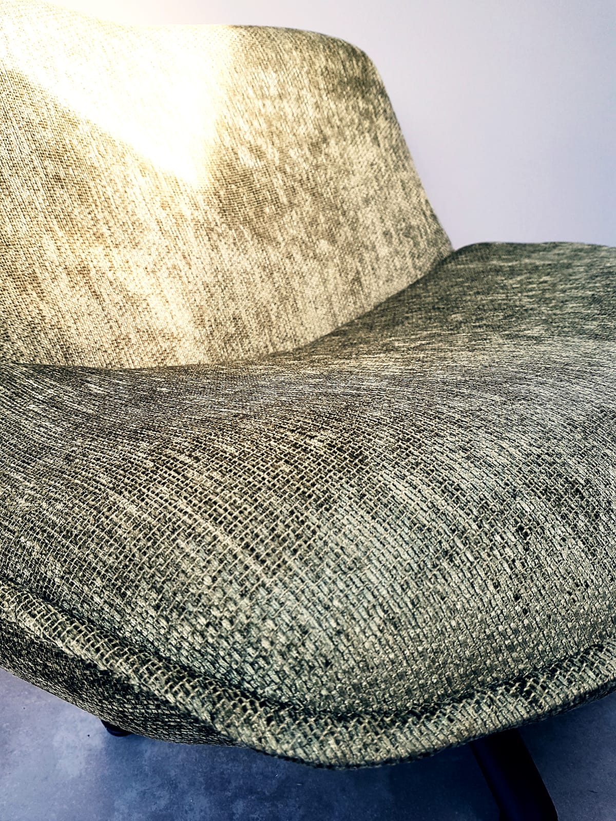 Draaifauteuil zonder armleuning, met draaipoot metaal zwart en groene bekleding met bies