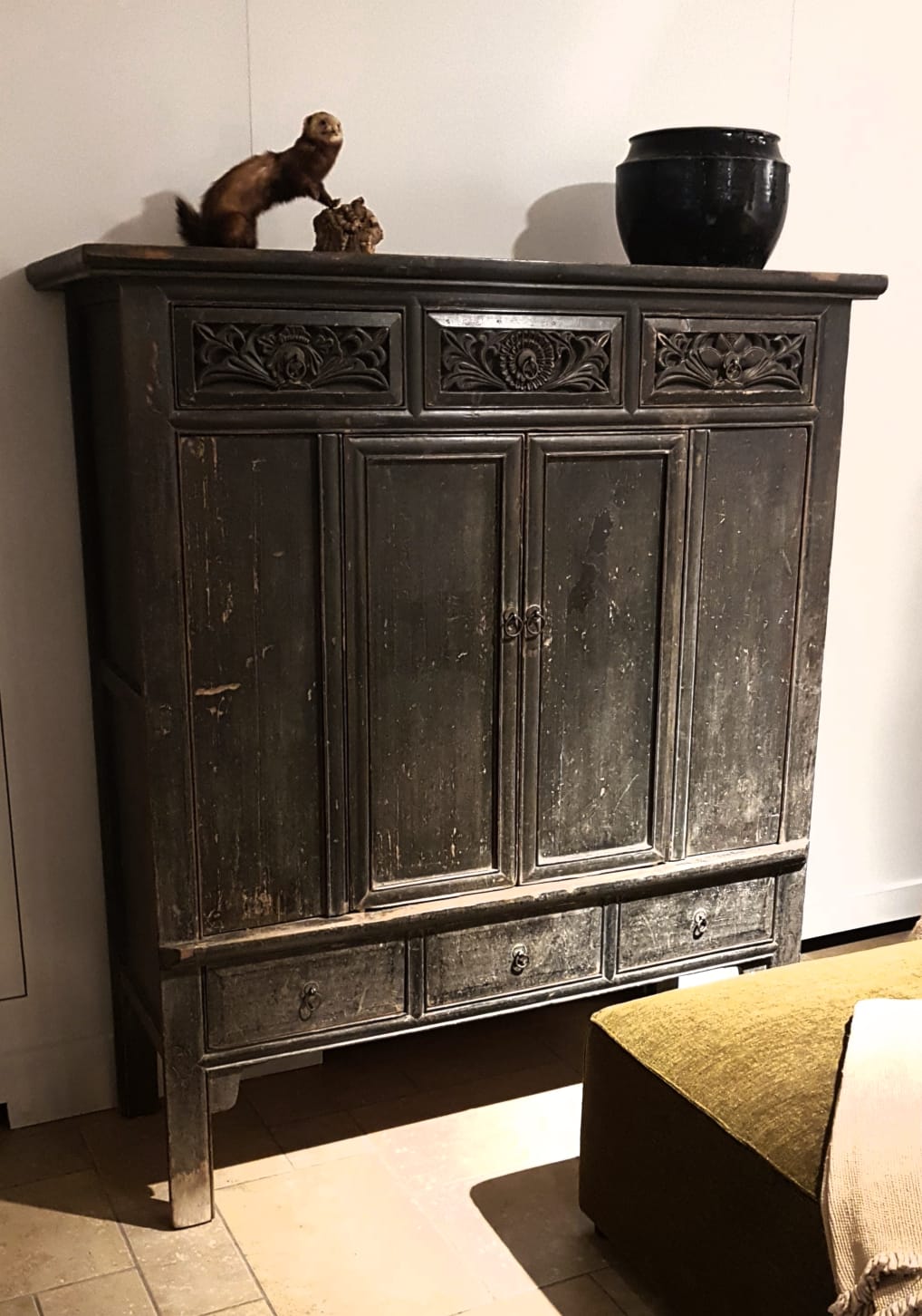 Dichte oude Chinese bruidskast zwart hout met houtsnijwerk